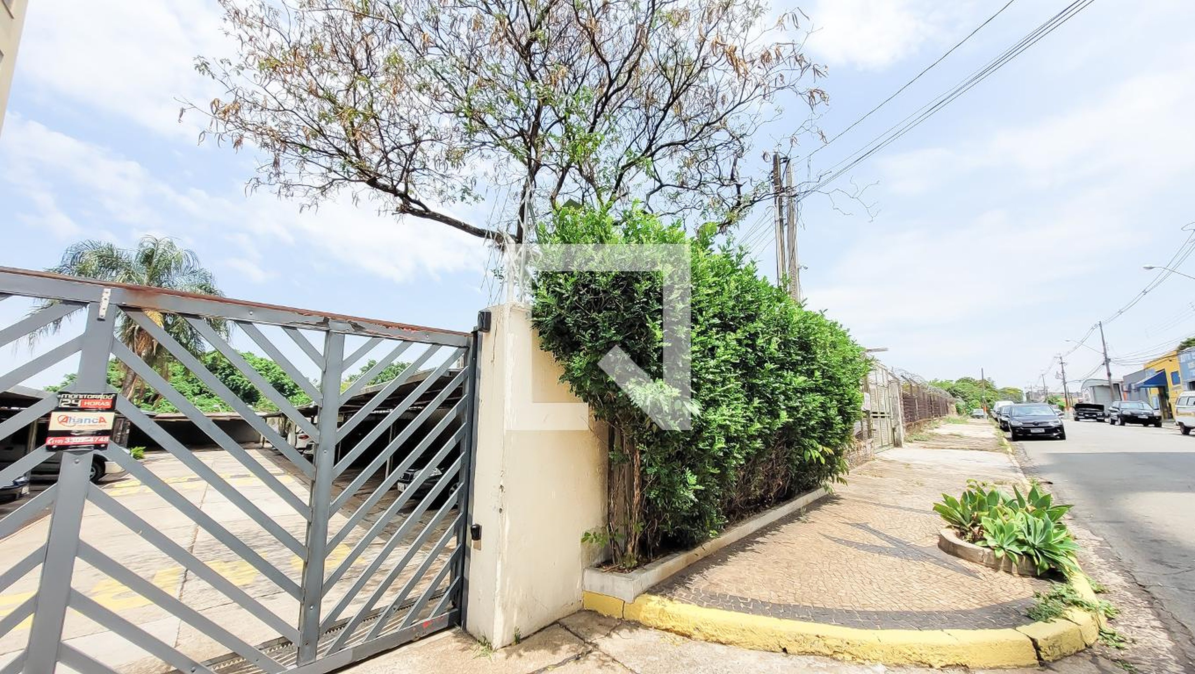 Fachada Condomínio em Rua Major Luciano Teixeira, 31