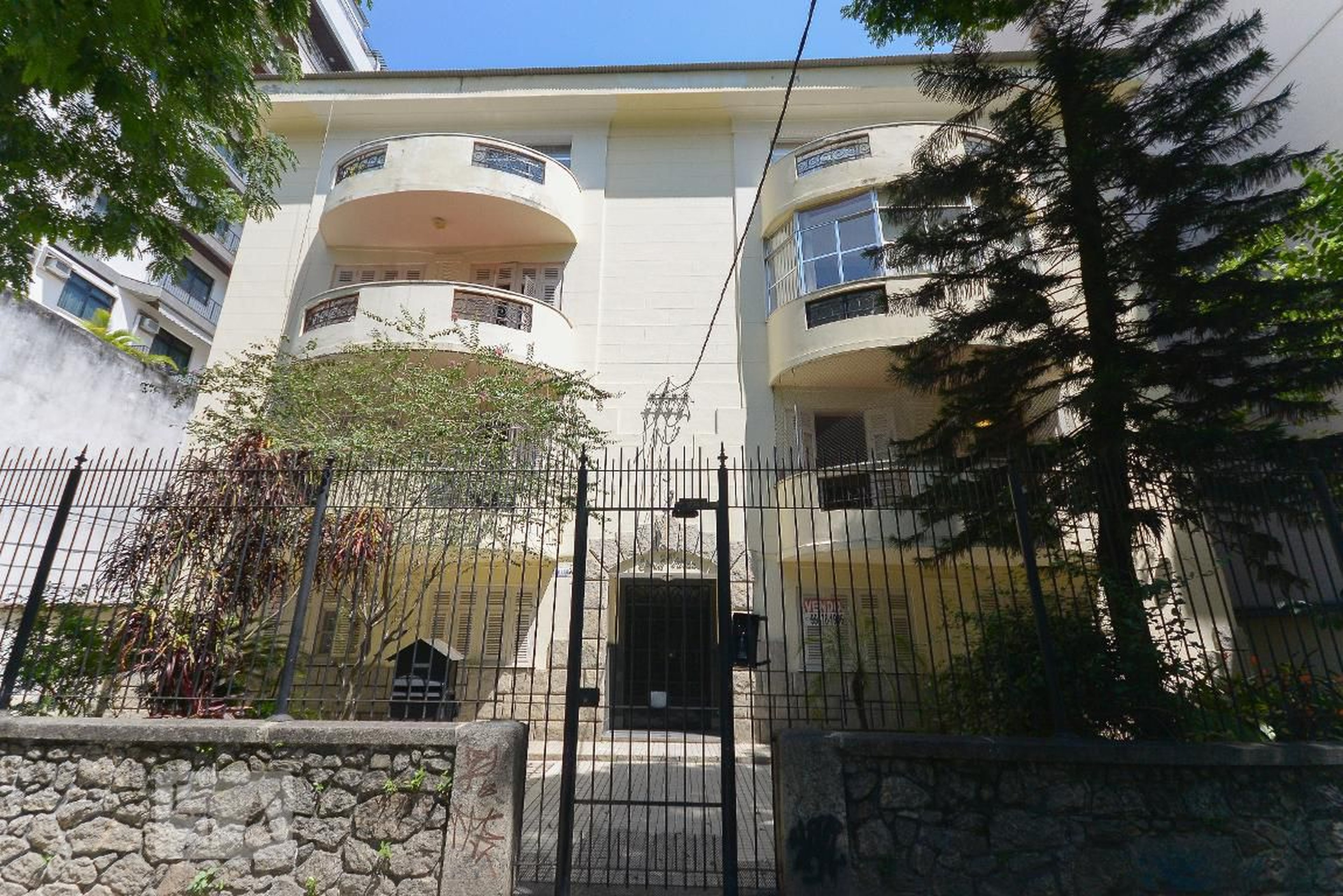 Fachada Condomínio em Rua Dezoito de Outubro, 241