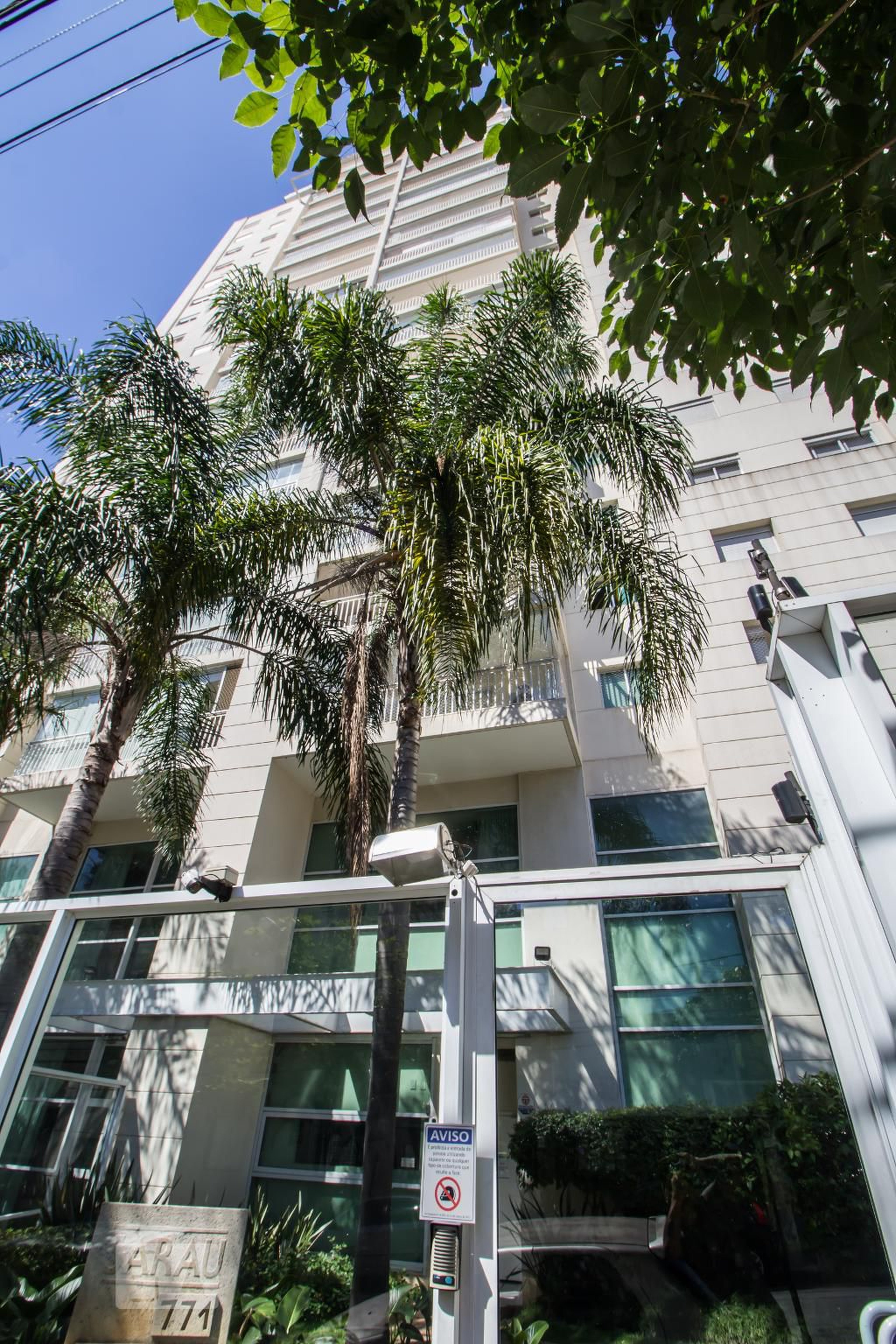 Fachada Condomínio em Rua Fradique Coutinho, 150