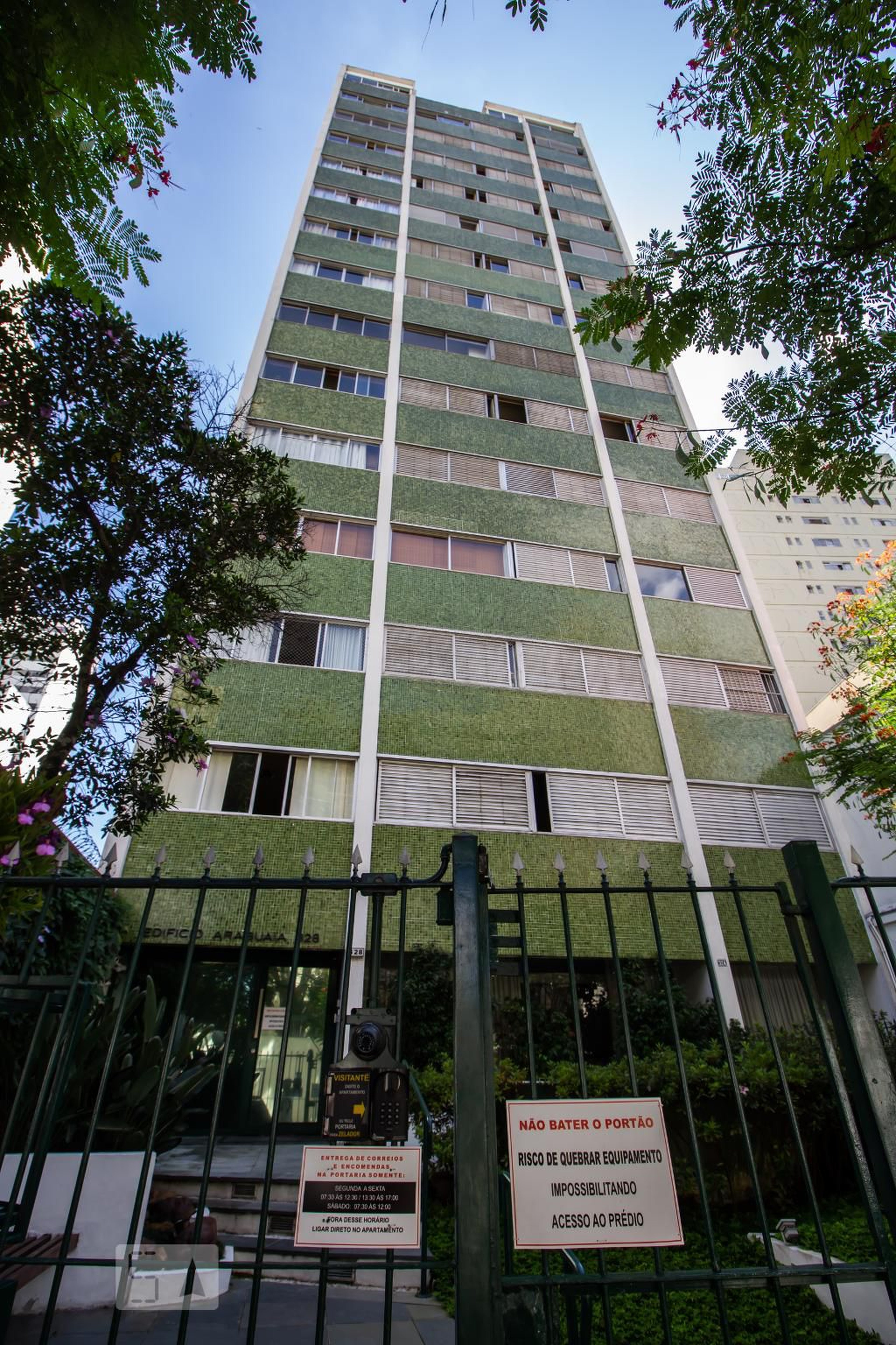 Fachada Condomínio em Rua João Moura, 324