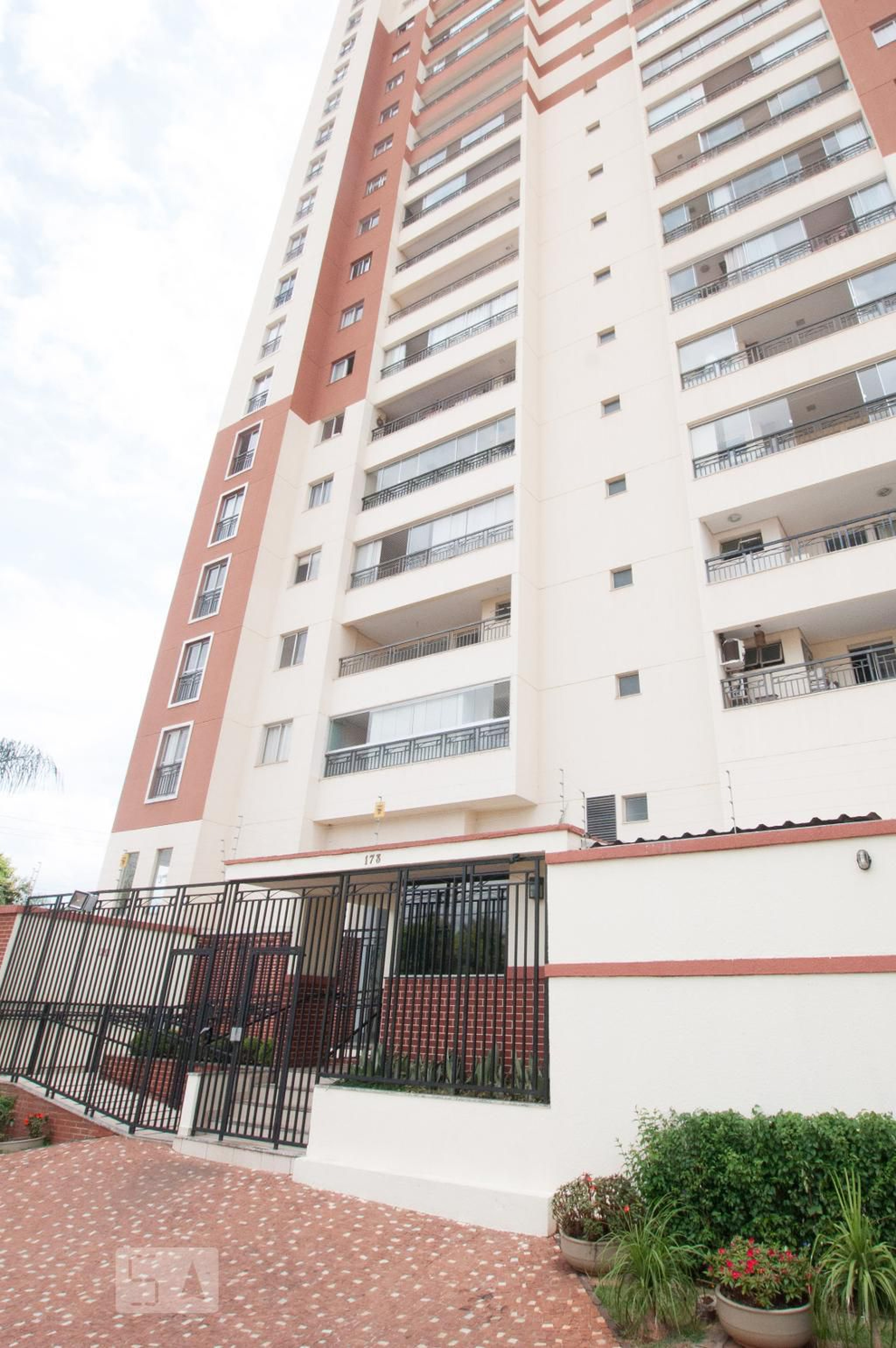 Fachada Condomínio Plaza de Espana