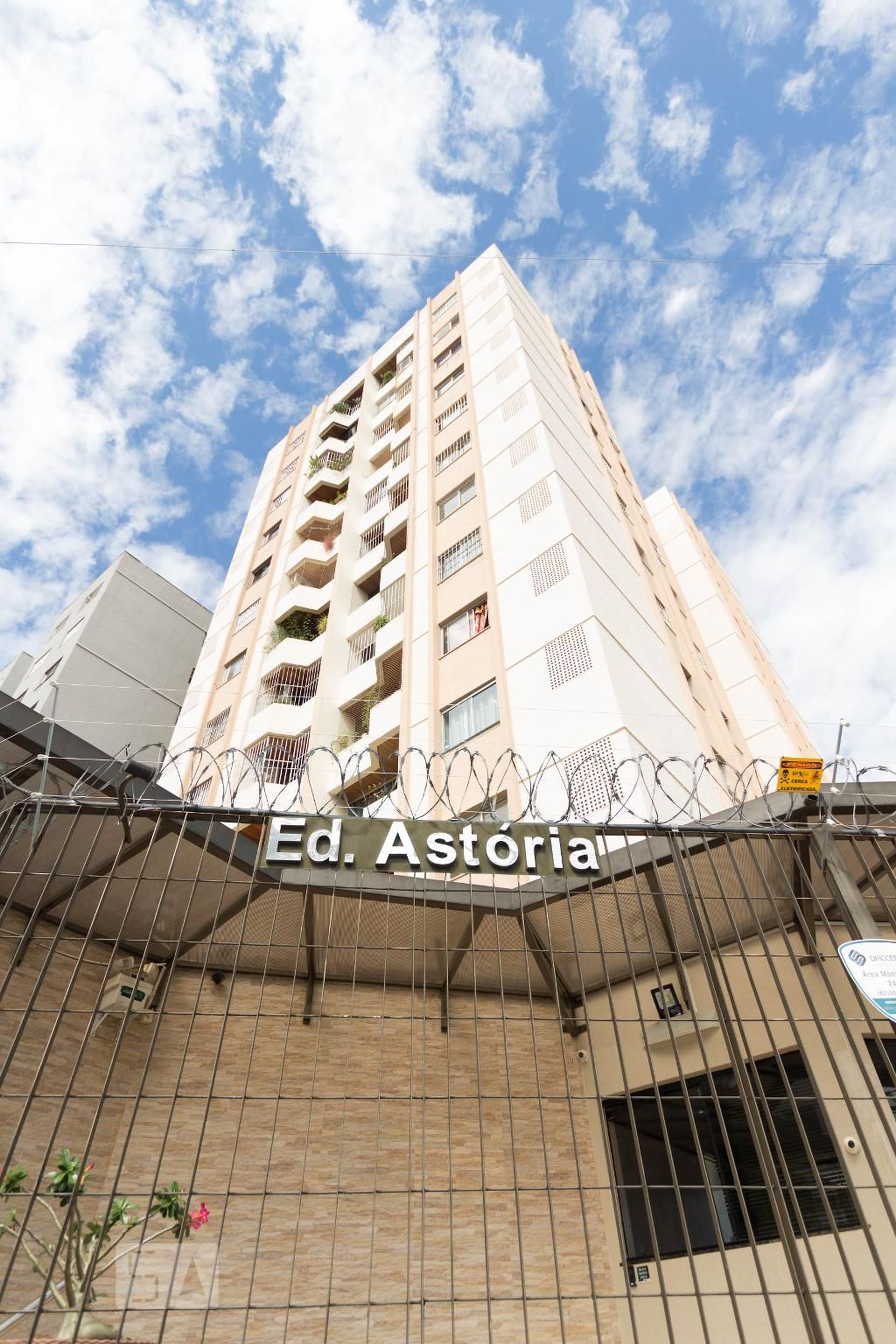 Fachada Condomínio em Rua 223, 25