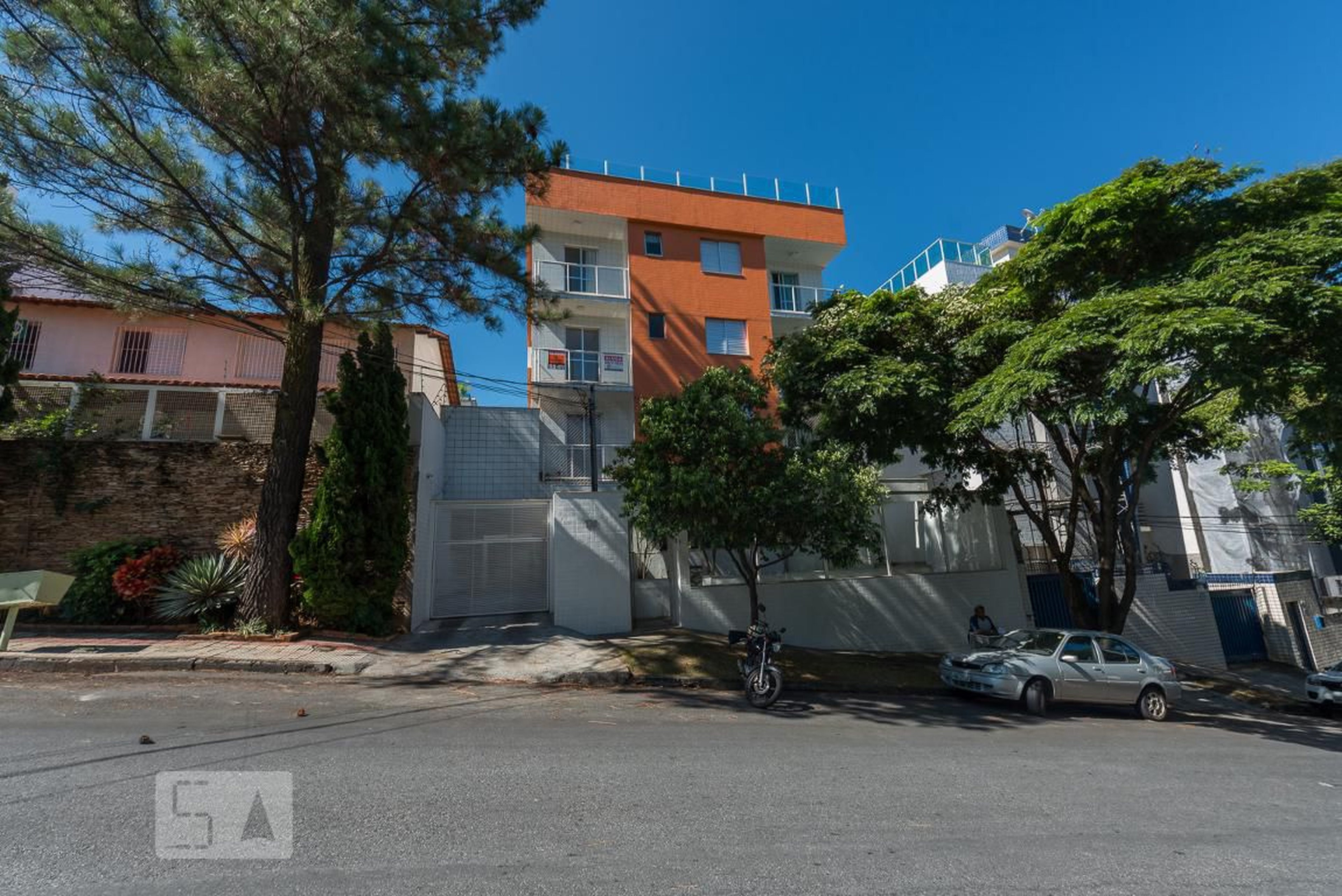 fachada Condomínio em Rua Esmeraldo Botelho, 136