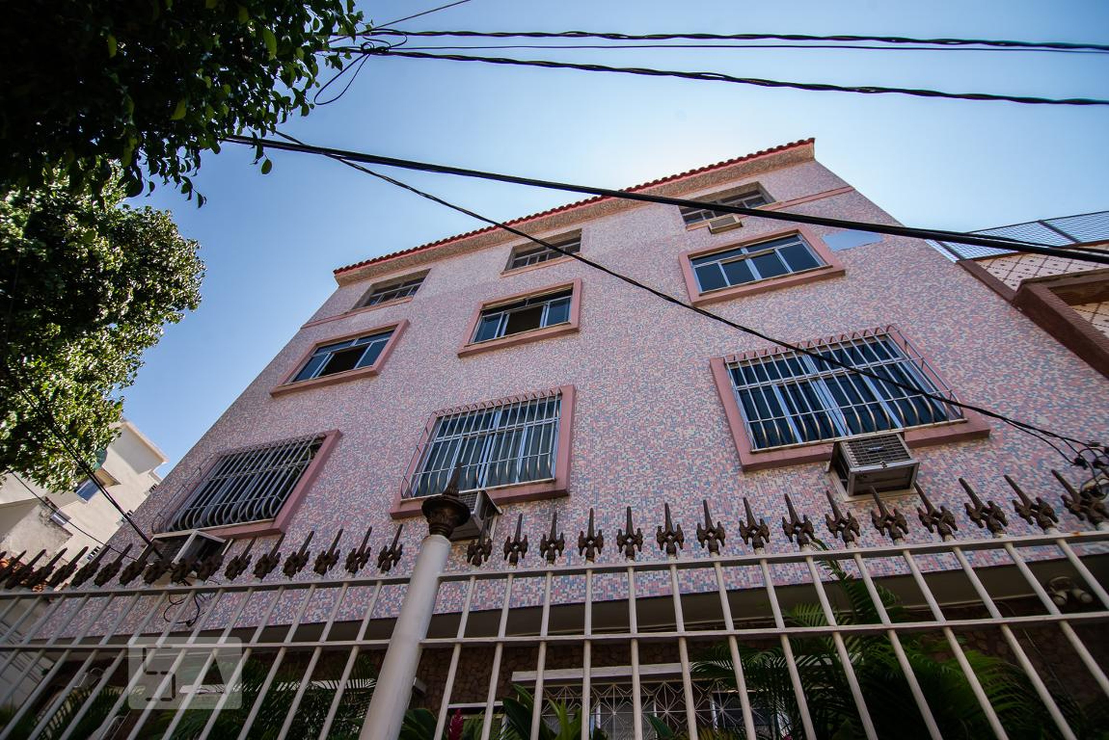 Fachada Condomínio em Rua Tomaz Coelho, 68a