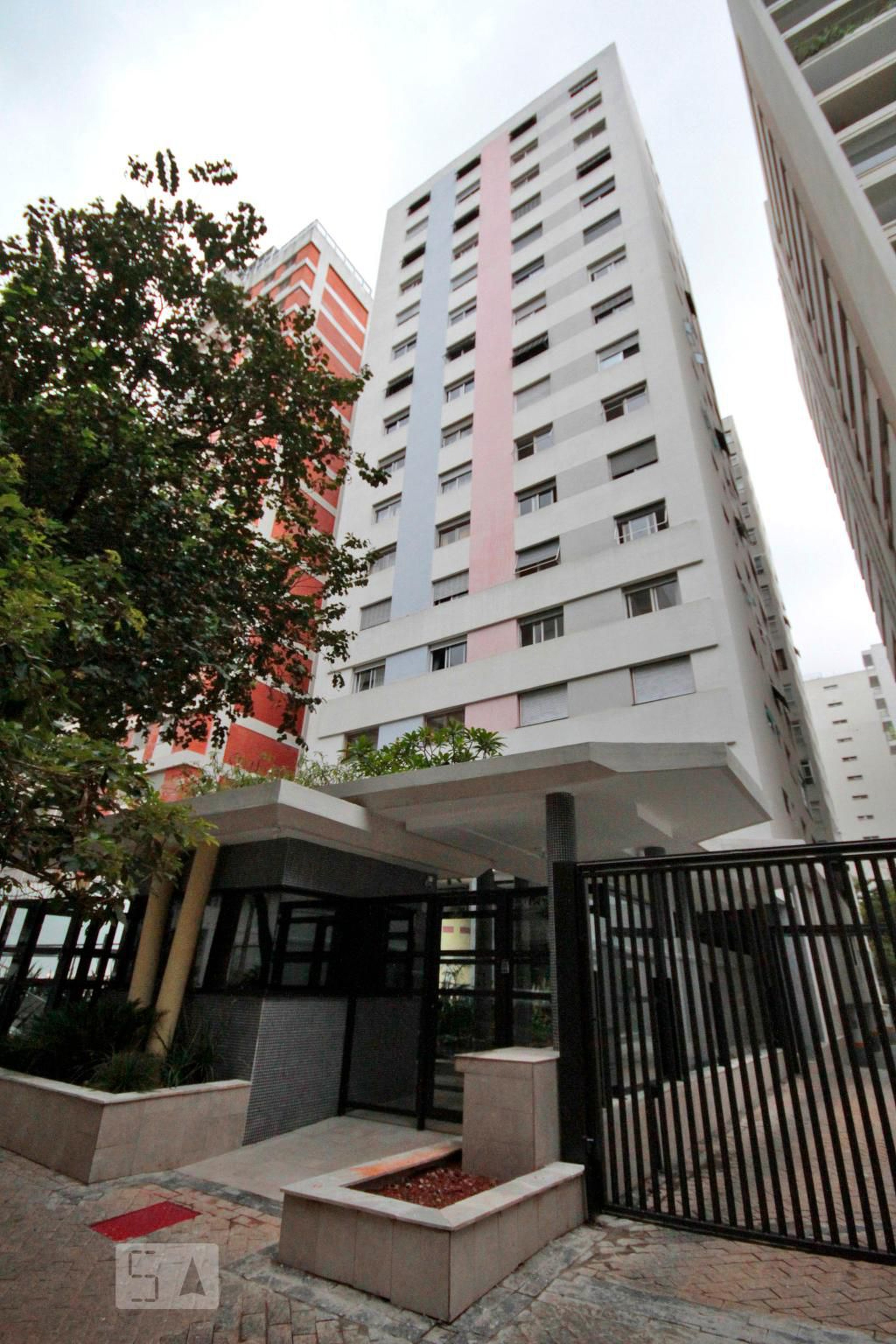 Fachada Condomínio em Rua Itacolomi, 570