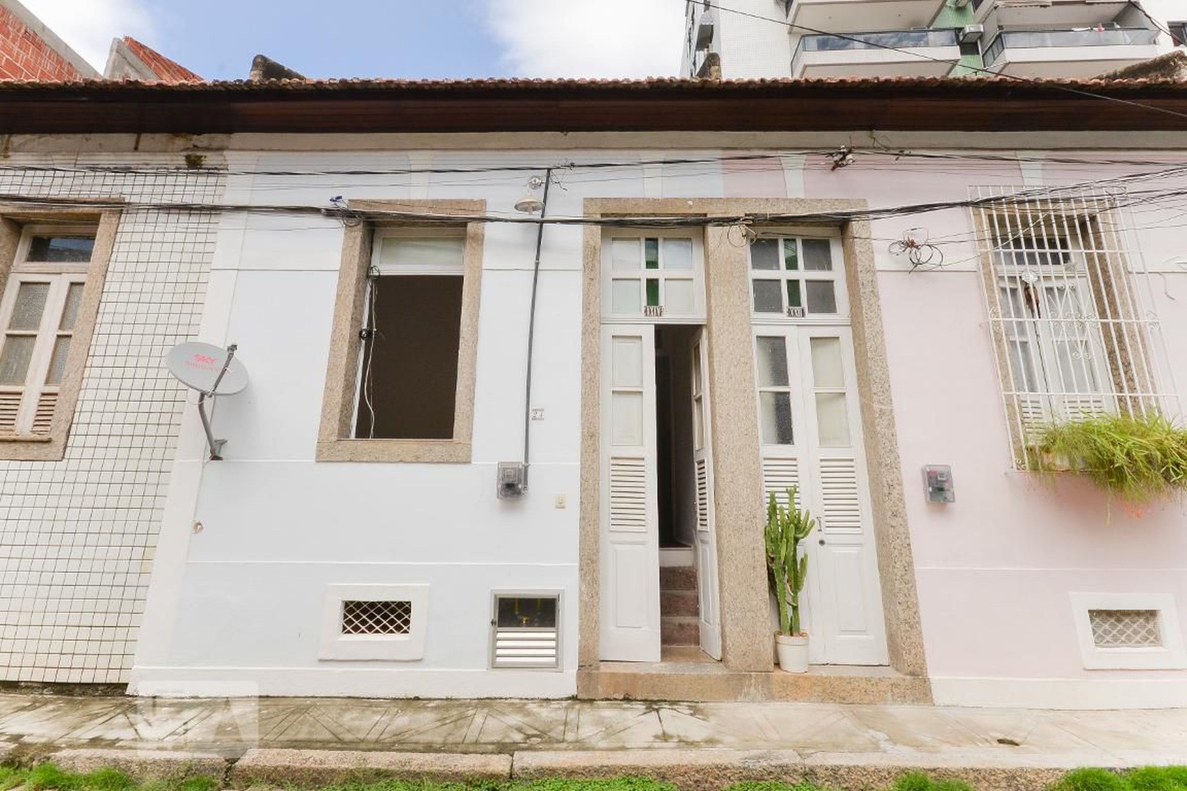 Fachada Condomínio em Rua Mariz e Barros, 1061