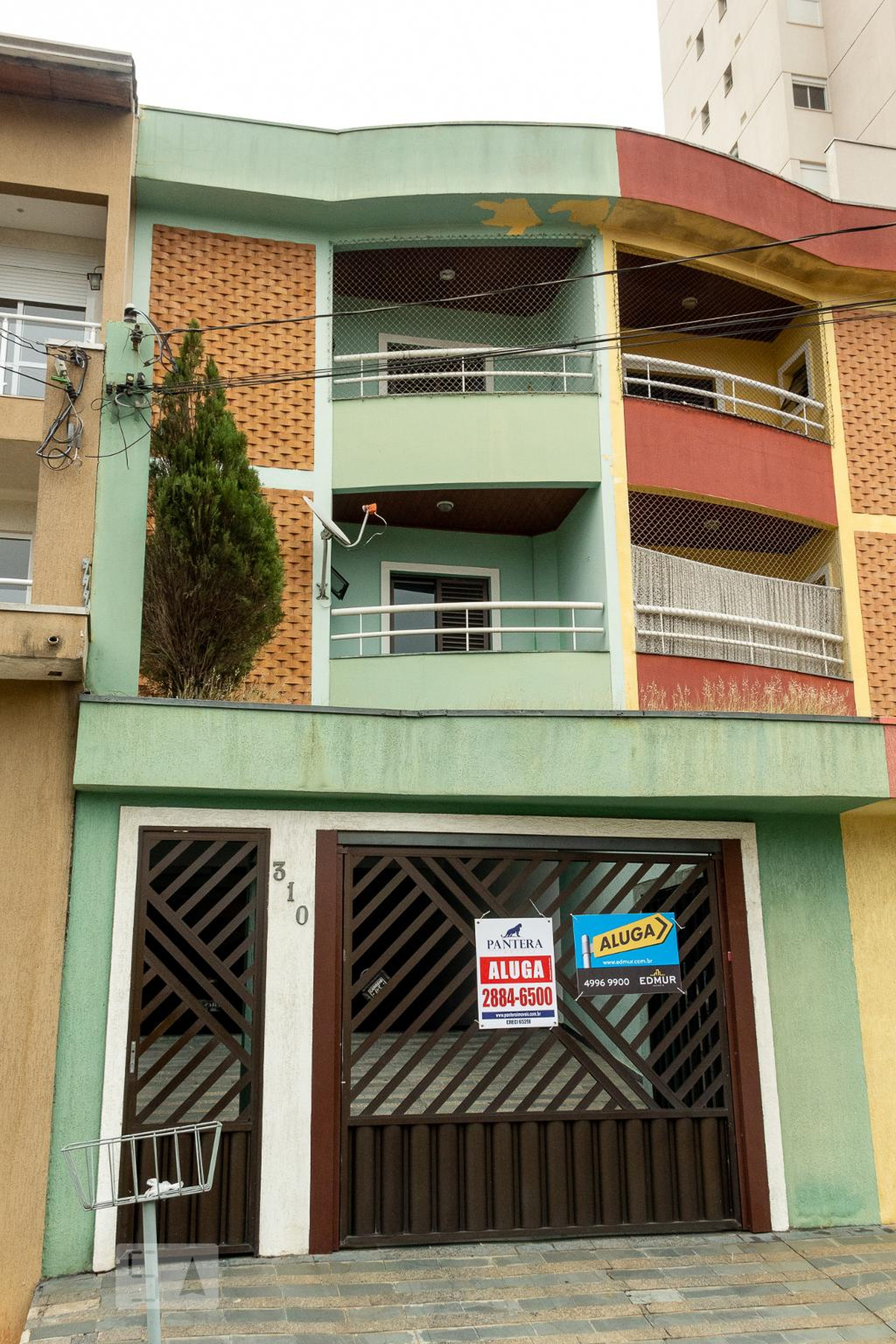 Fachada Condomínio em Rua Arujá, 310
