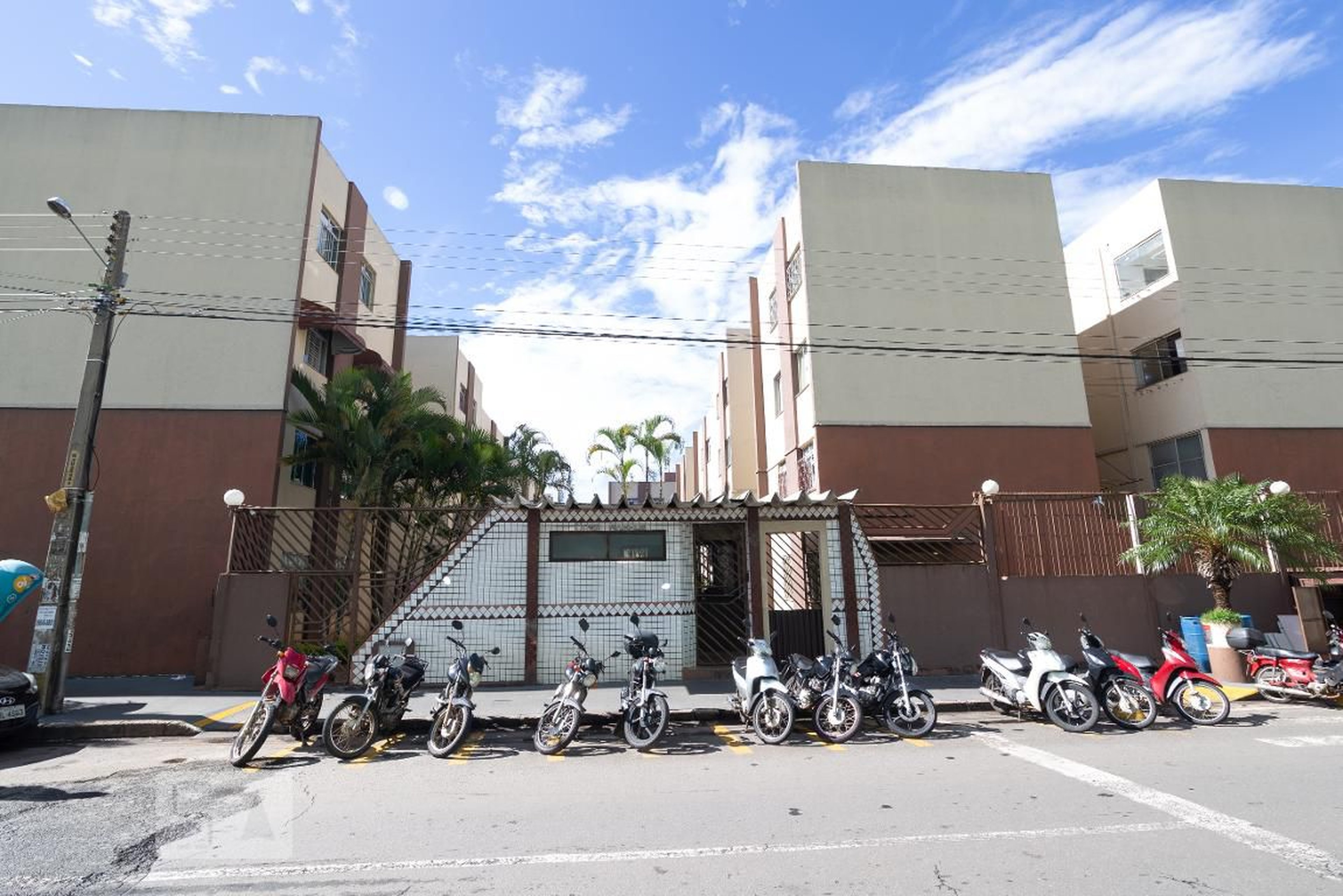 Fachada Condomínio Sacramento Marrom