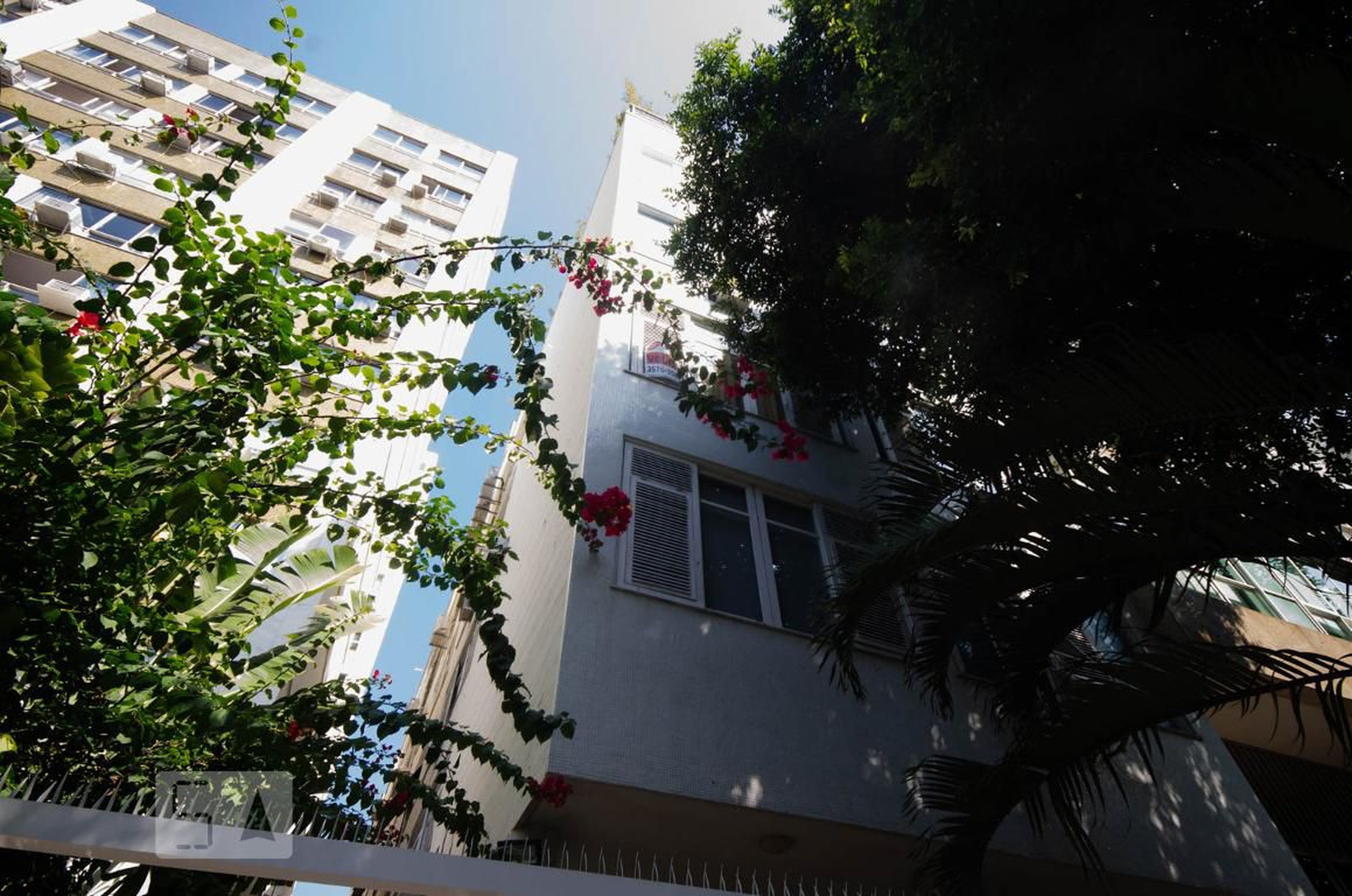 Fachada Condomínio em Rua Barão da Torre, 571