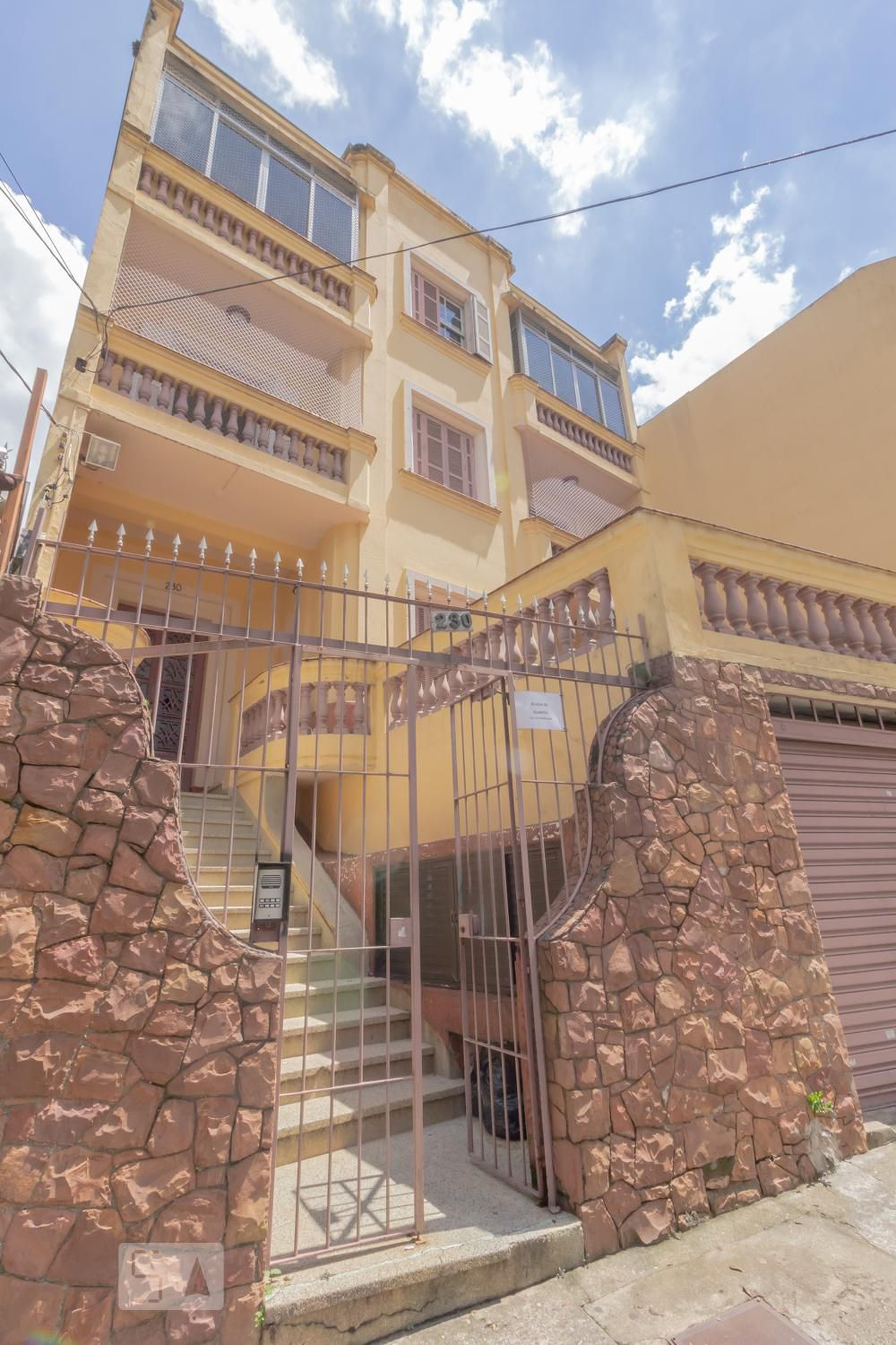 Fachada Condomínio em Rua Nilo, 230