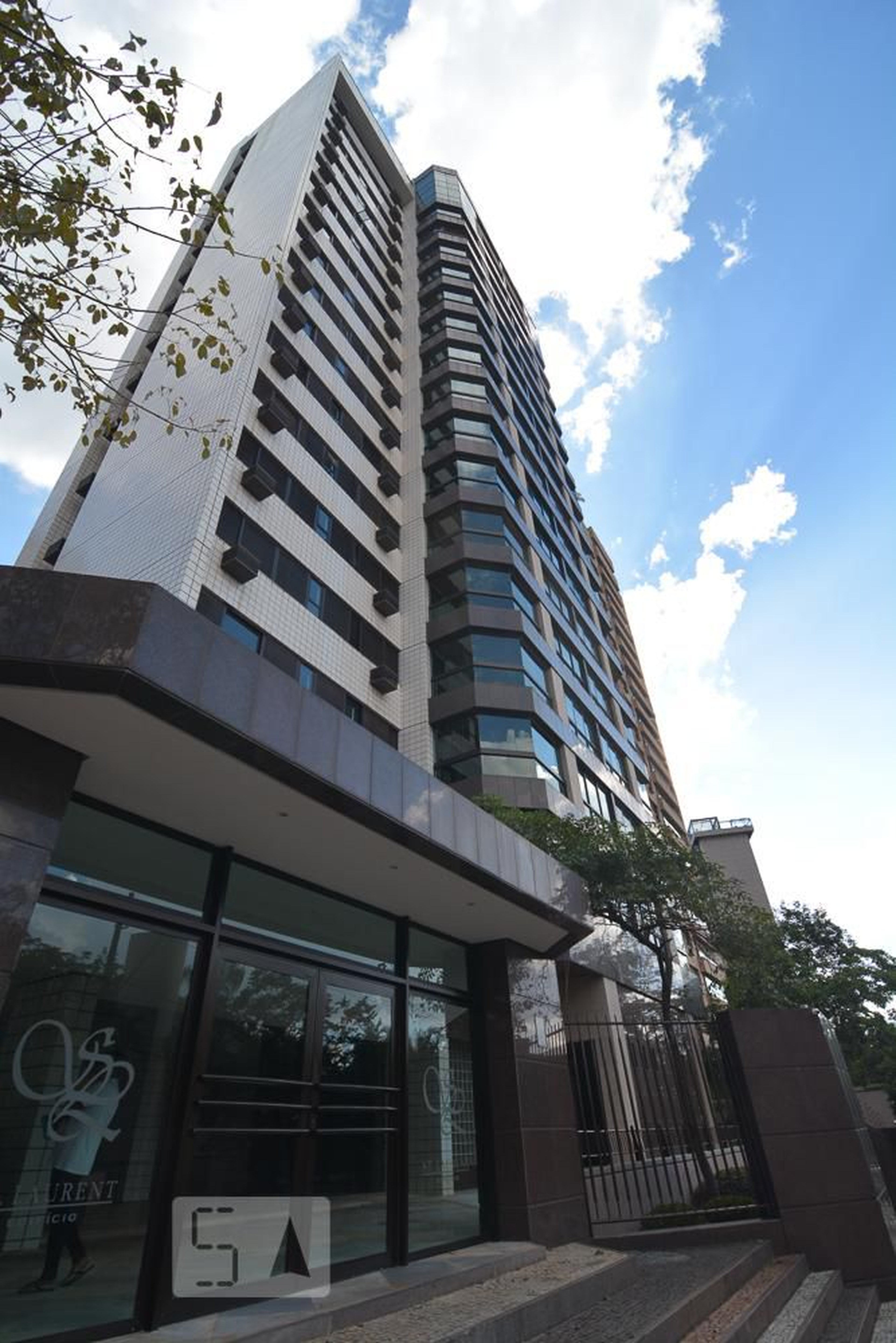 Fachada Condomínio em Rua João Antônio Azeredo, 568