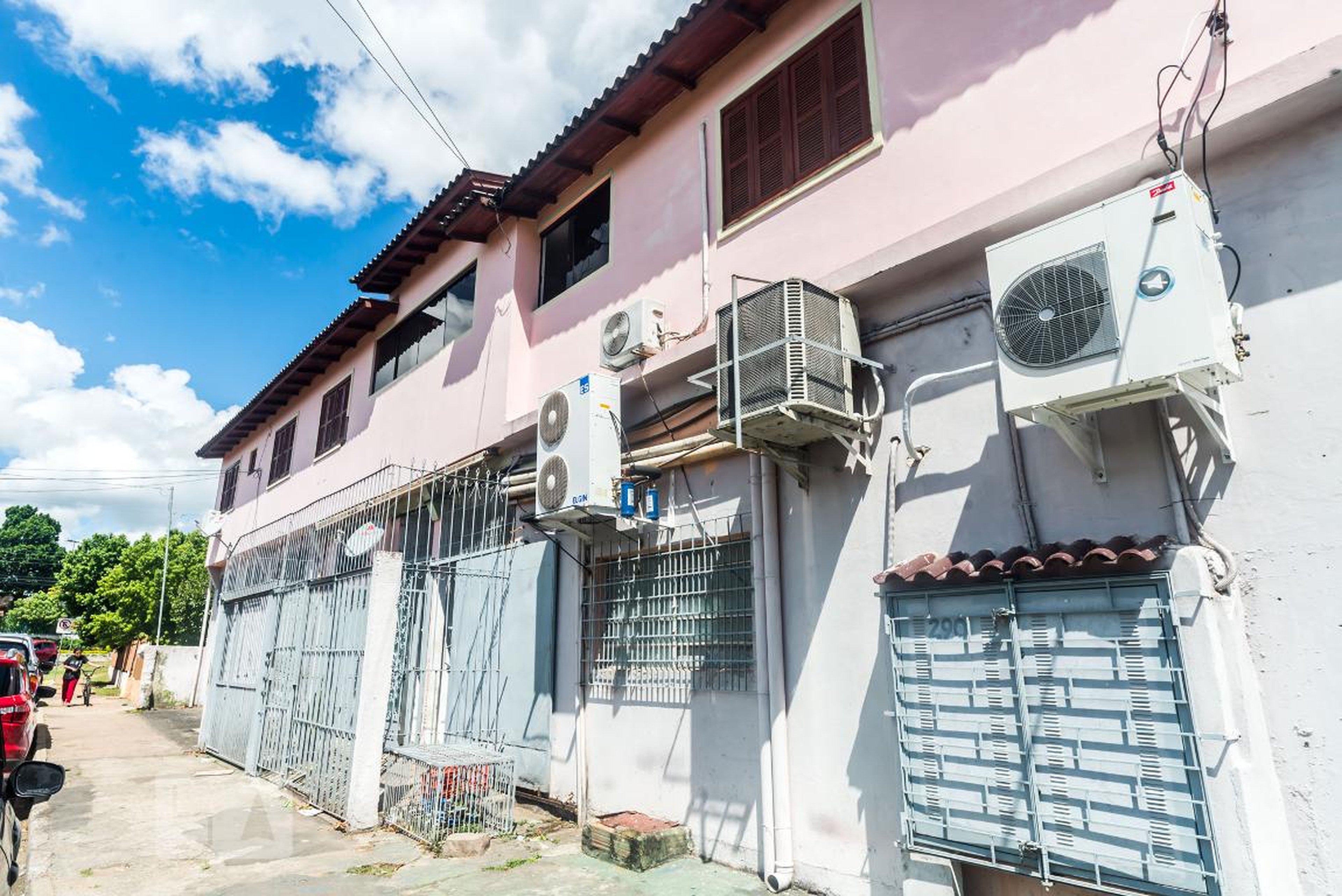 Fachada Condomínio em Rua Ângelo Barboza, 290