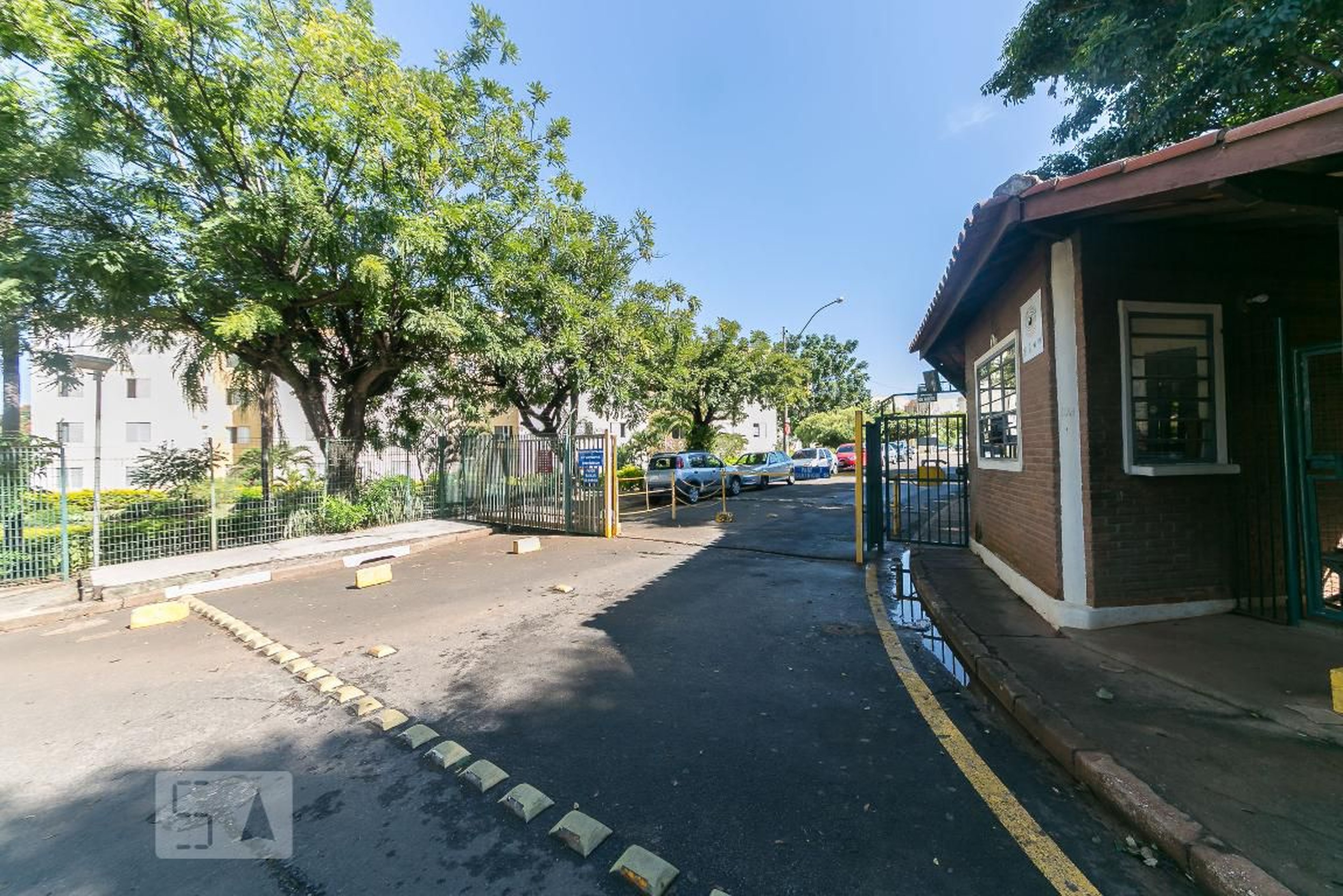 Fachada Condomínio em Rua Antônio Môro - Conjunto Residencial Parque Bandeirantes, Campinas - Sp, Brasil, S/n