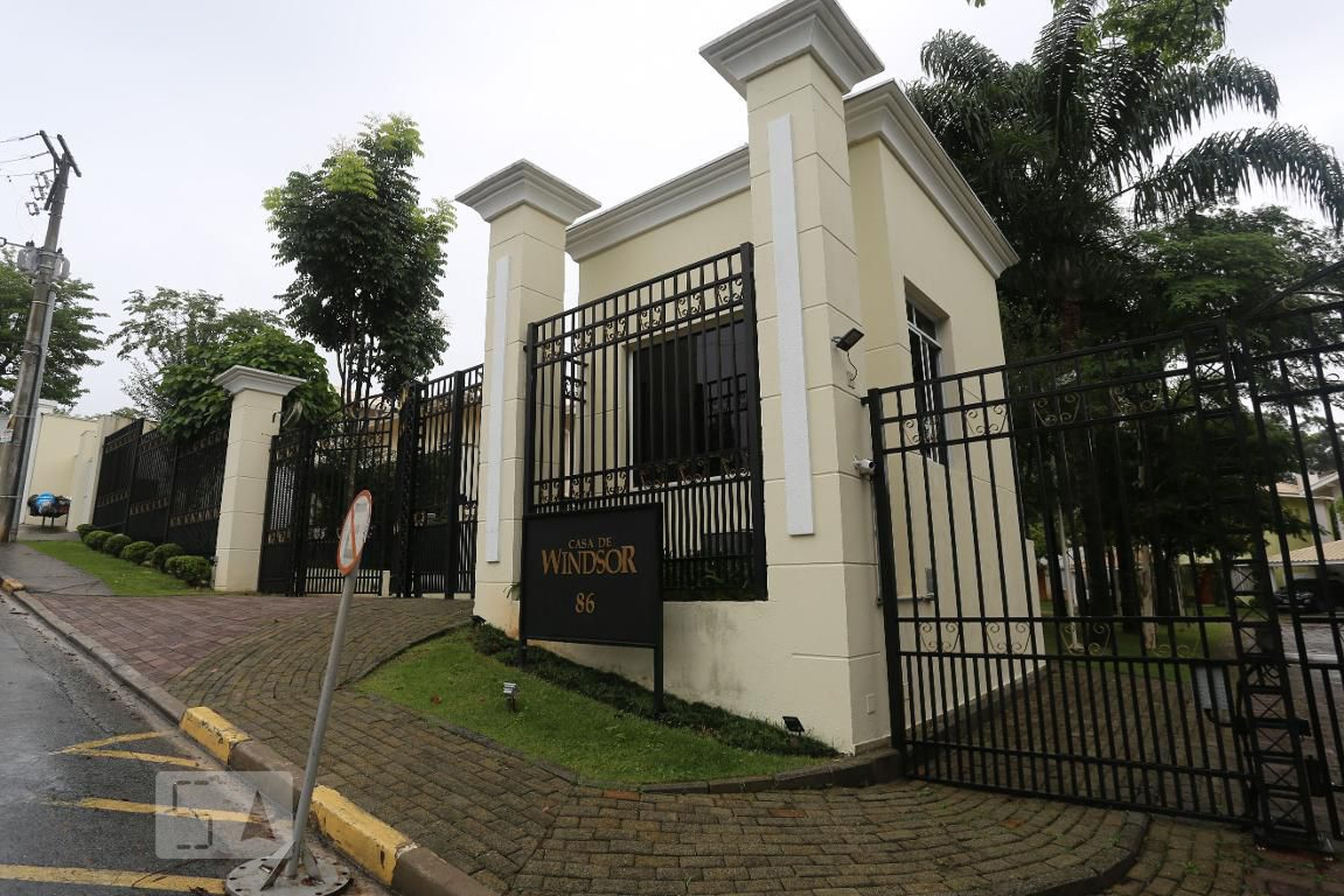 Fachada do condomínio Condomínio em Rua Carlos Isidoro Amodeo, 86