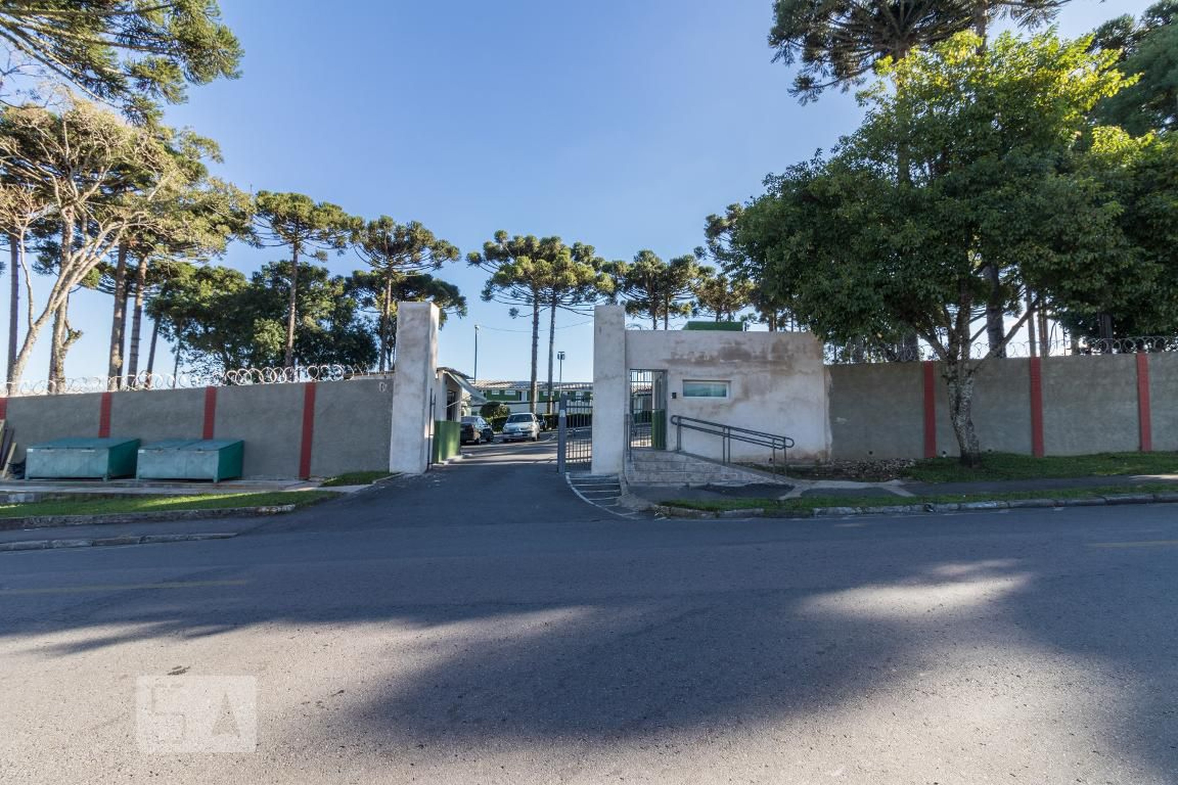 Fachada Condomínio em Rua Wanda Wolf, 1620