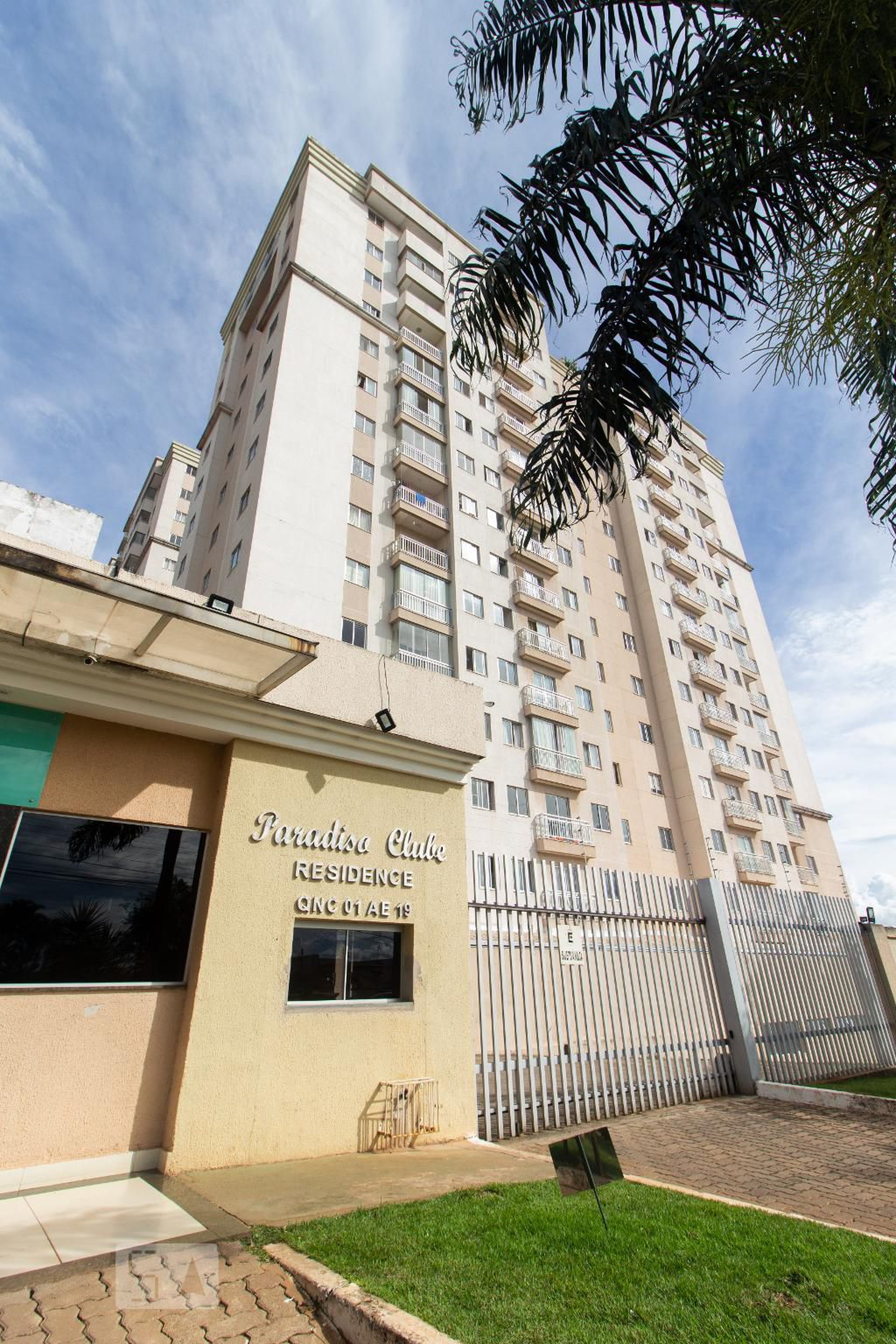 Fachada Condomínio Paradise Clube Residence