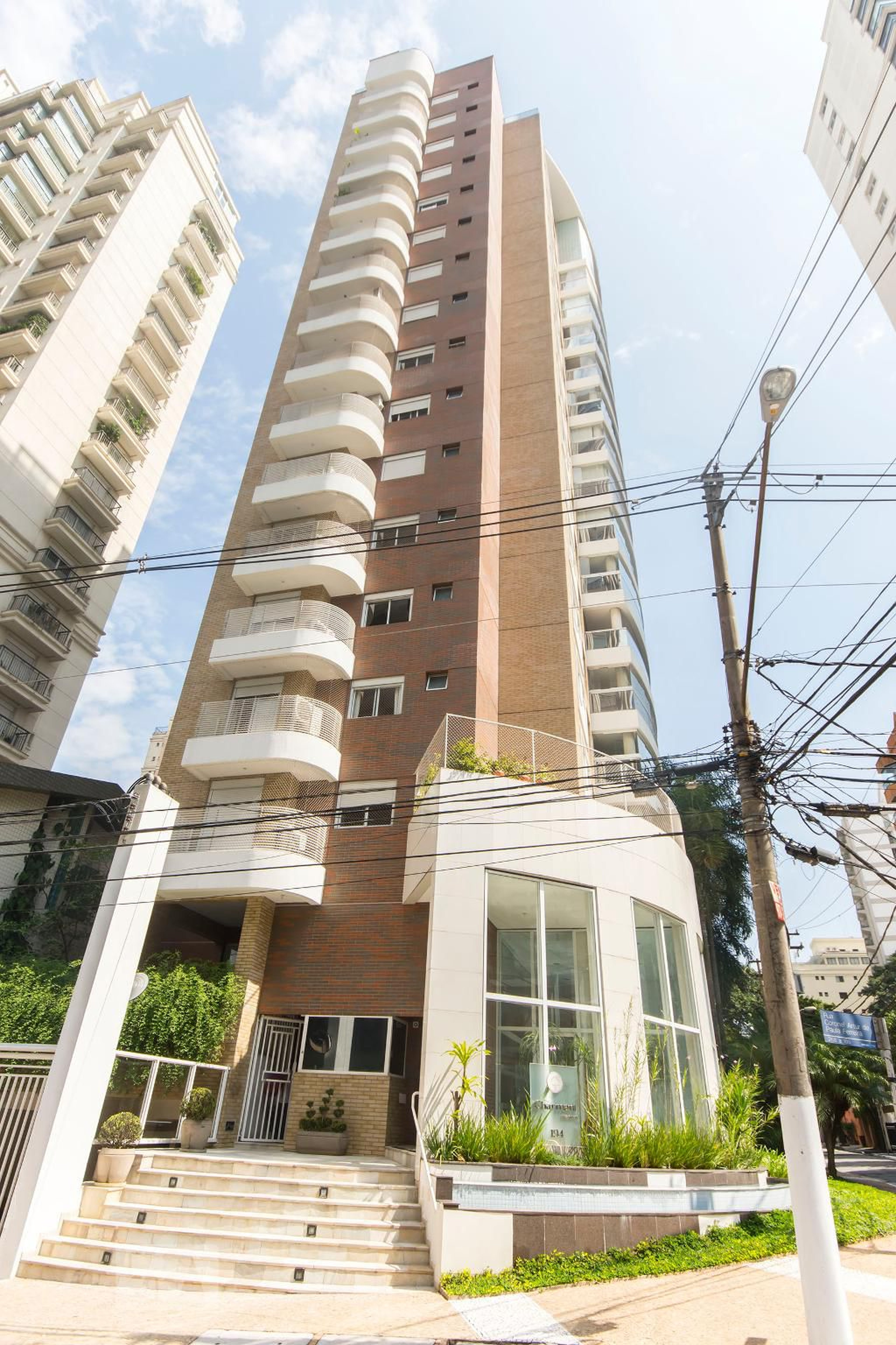 Fachada Condomínio em Rua Coronel Artur de Paula Ferreira, 192