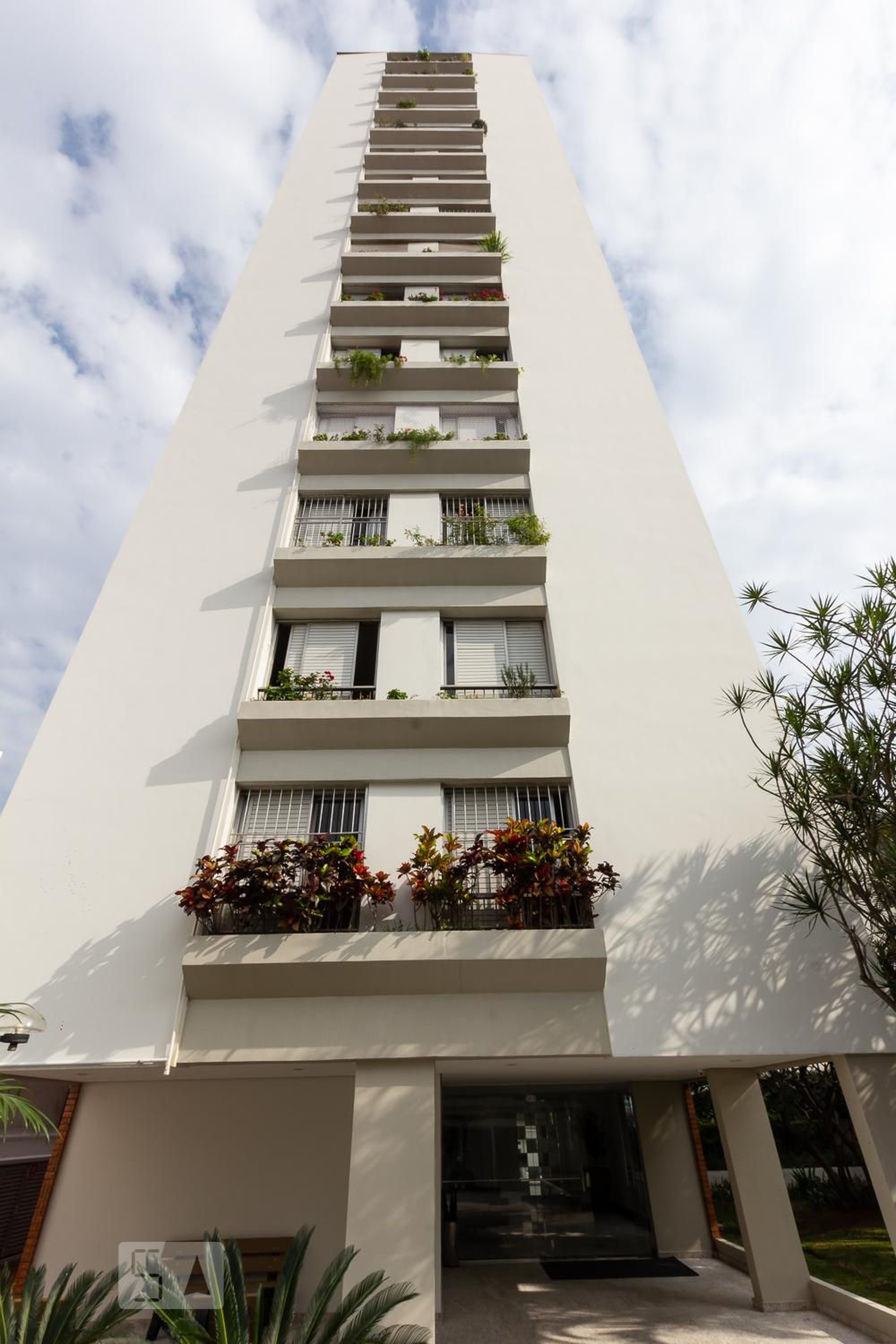 Fachada do Condomínio Condomínio Montreal