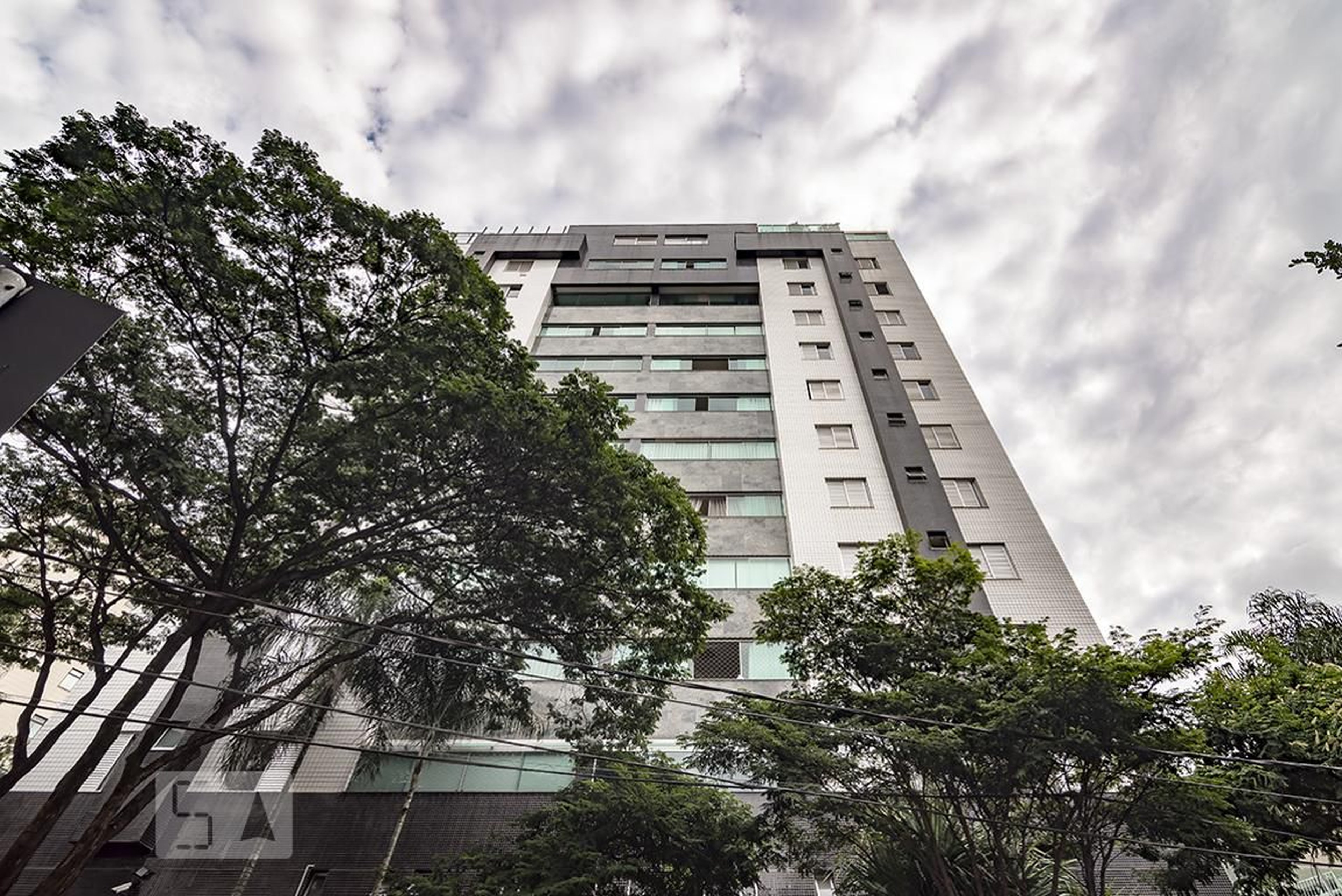 Fachada Condomínio em Rua Suzana Furtado de Oliveira, 48