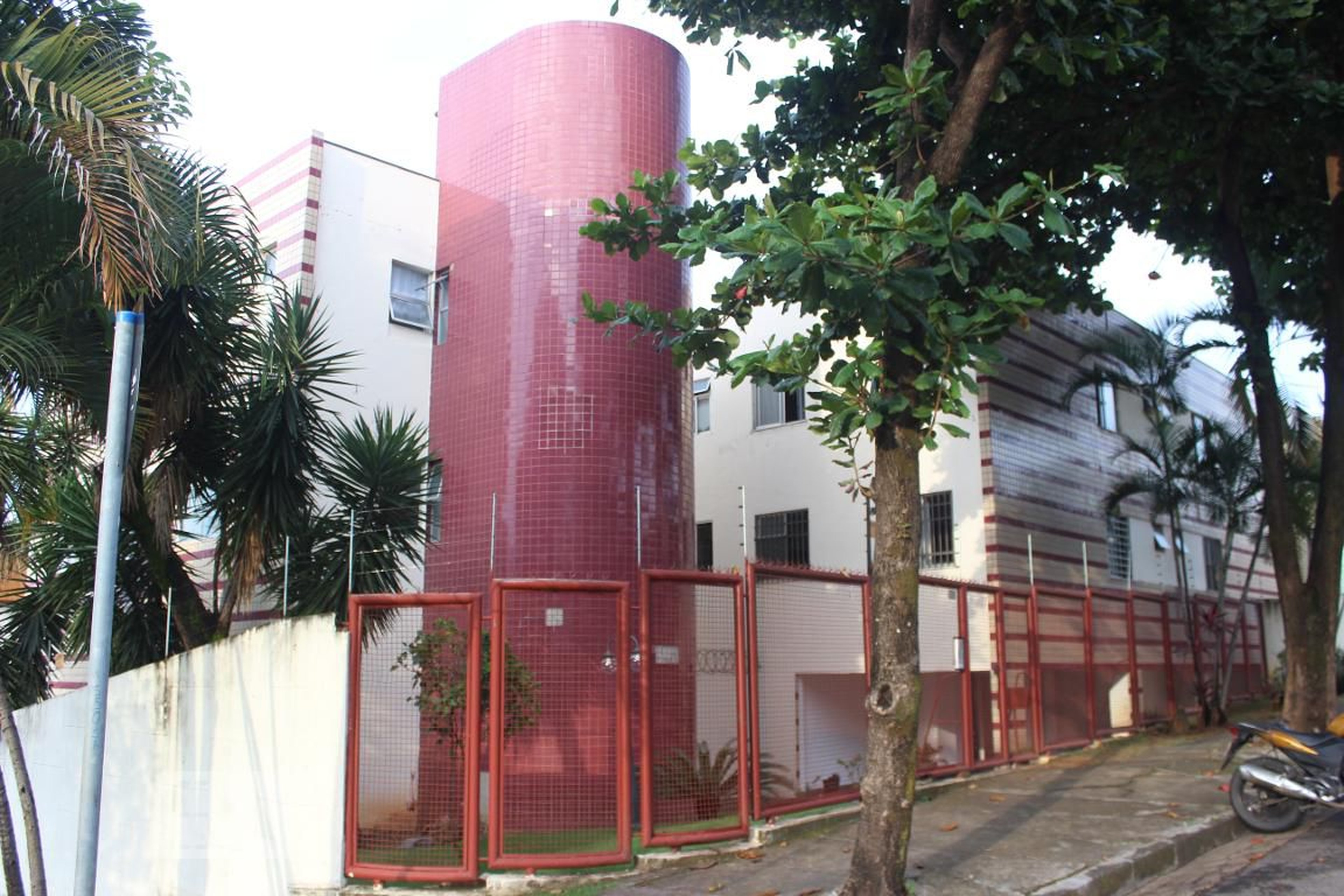 Fachada Condomínio em Rua Faria Lobato, 169