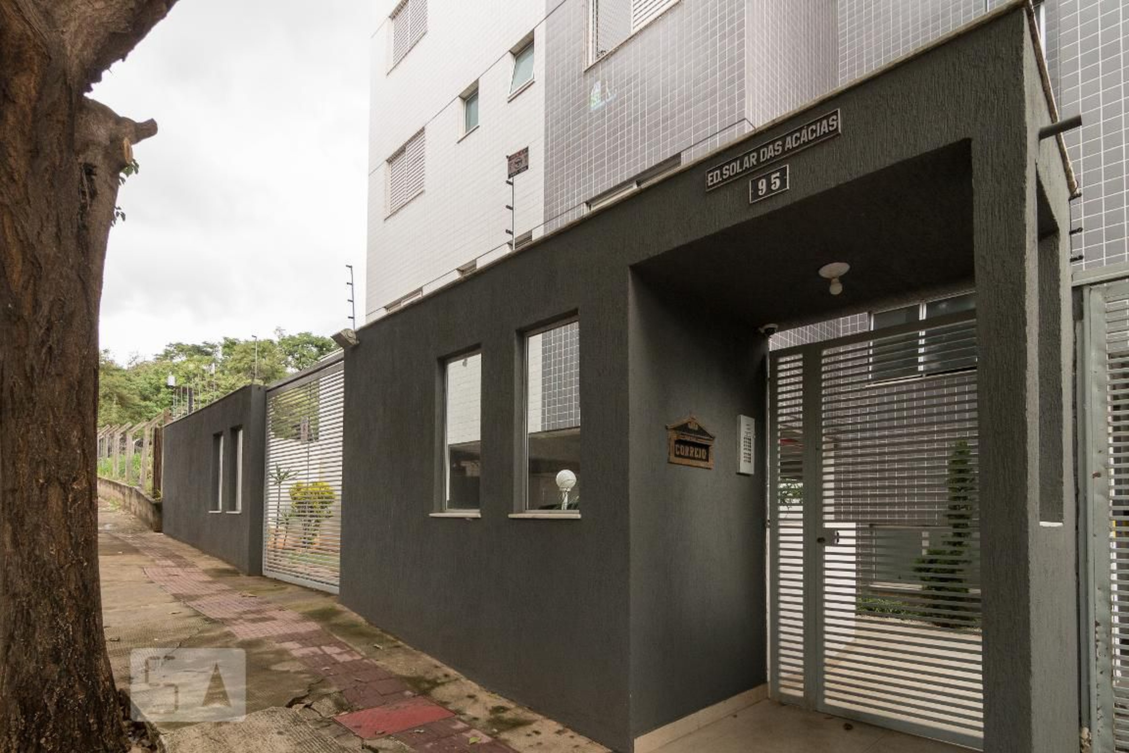 Fachada Condomínio em Rua Castelo de Rodrigo, 95