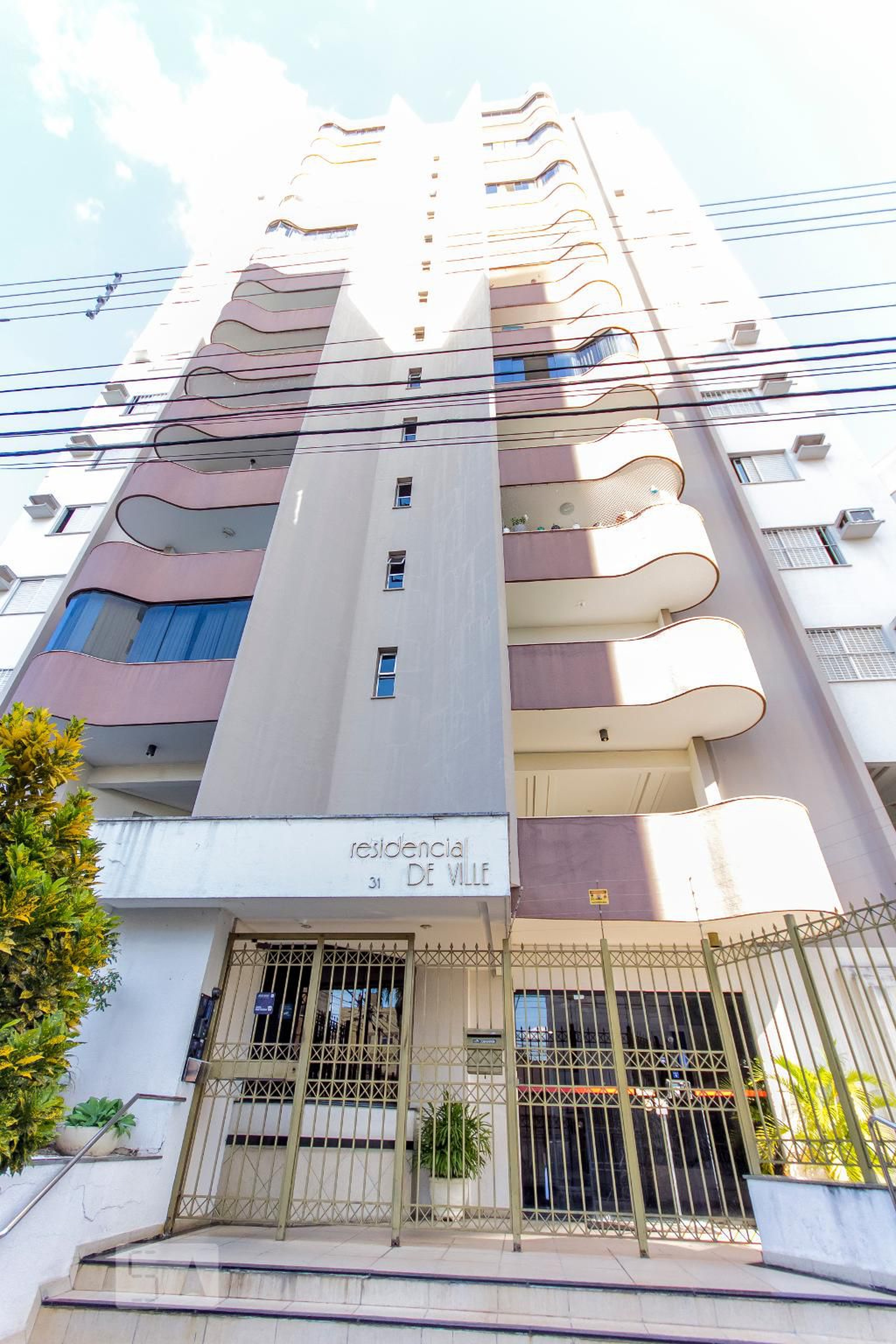 Fachada Condomínio em Rua 13 Unidade 203, 31