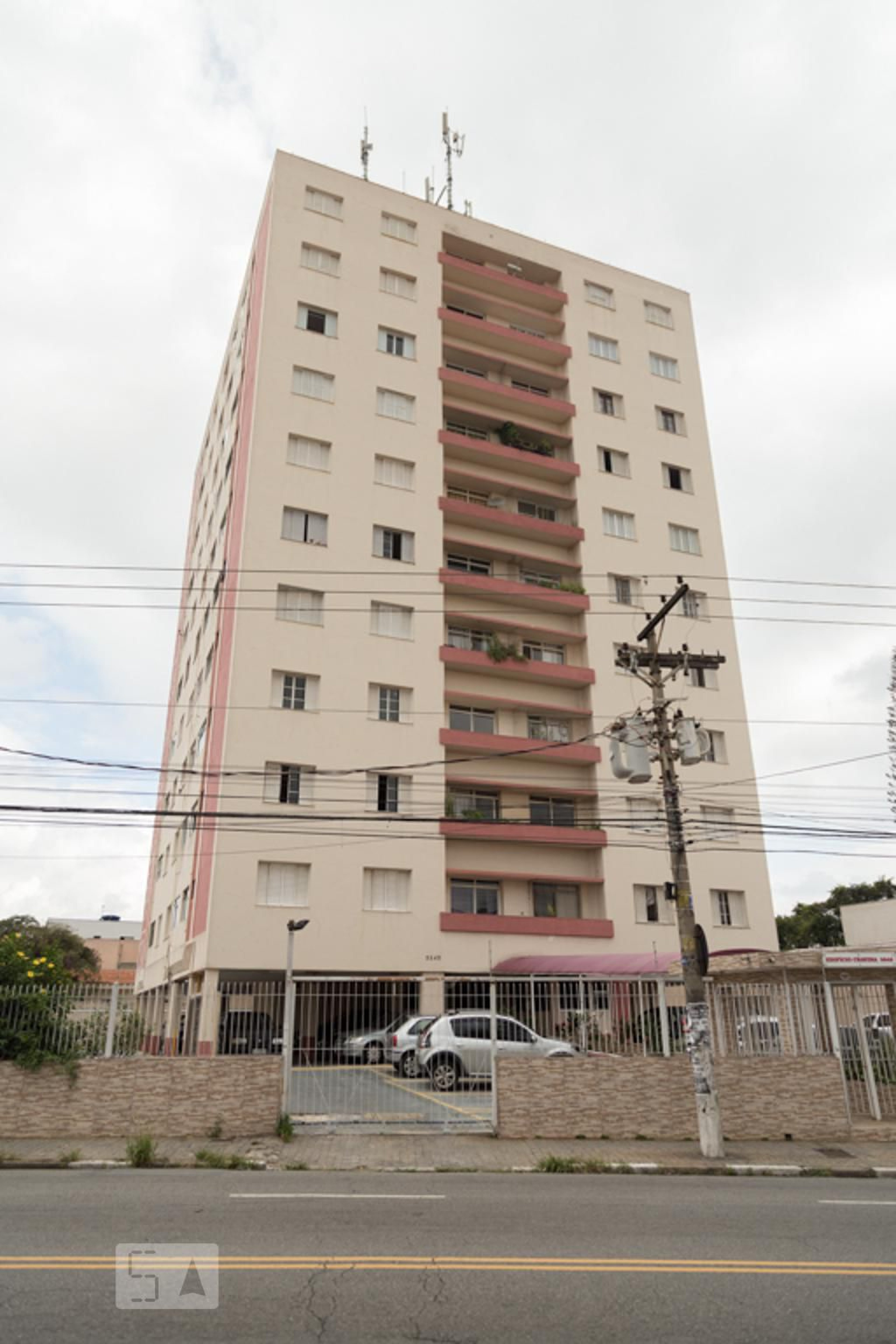 Fachada do Condomínio Condomínio Cravina