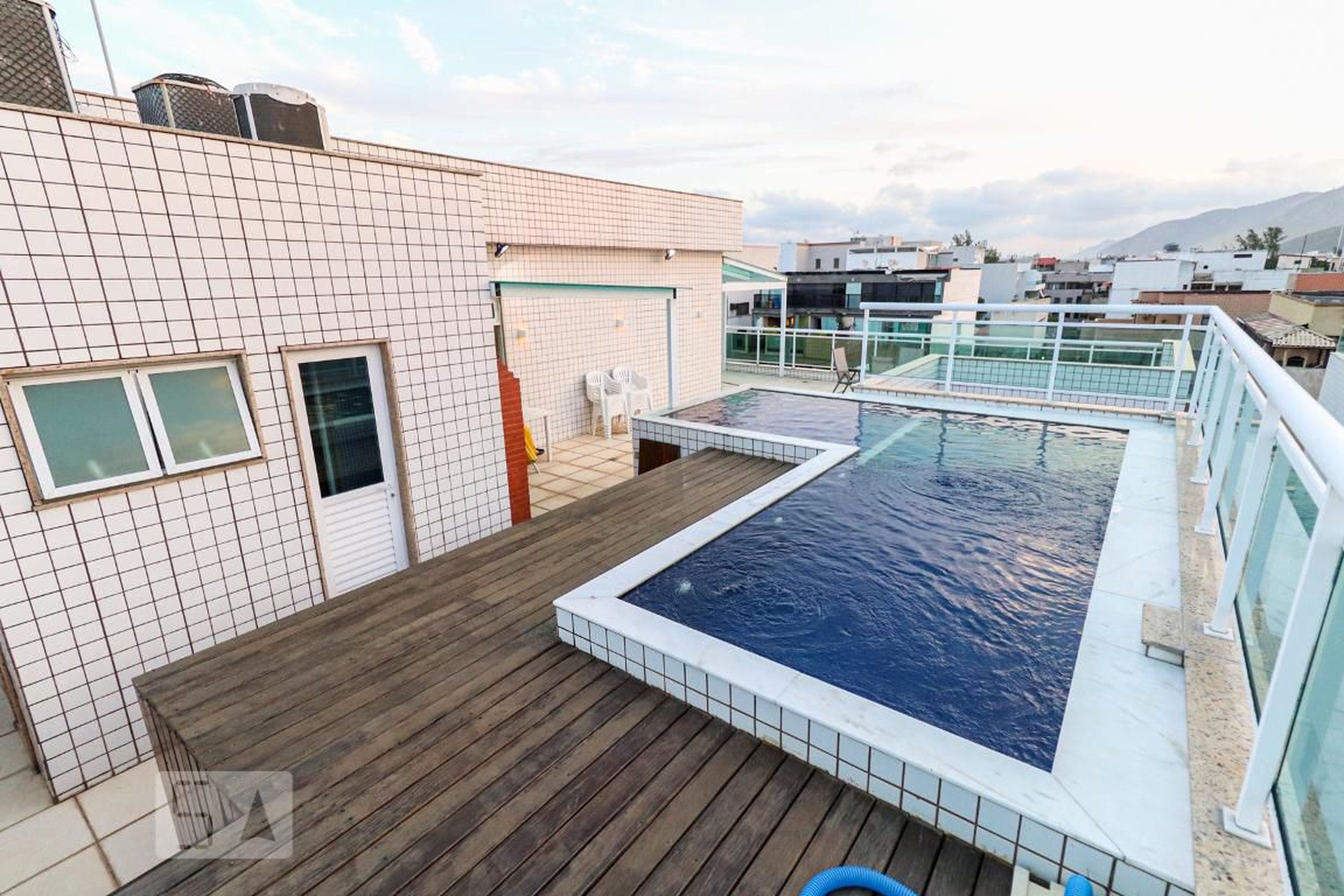 Piscina Condomínio em Rua Newton Fontoura Reis, 90