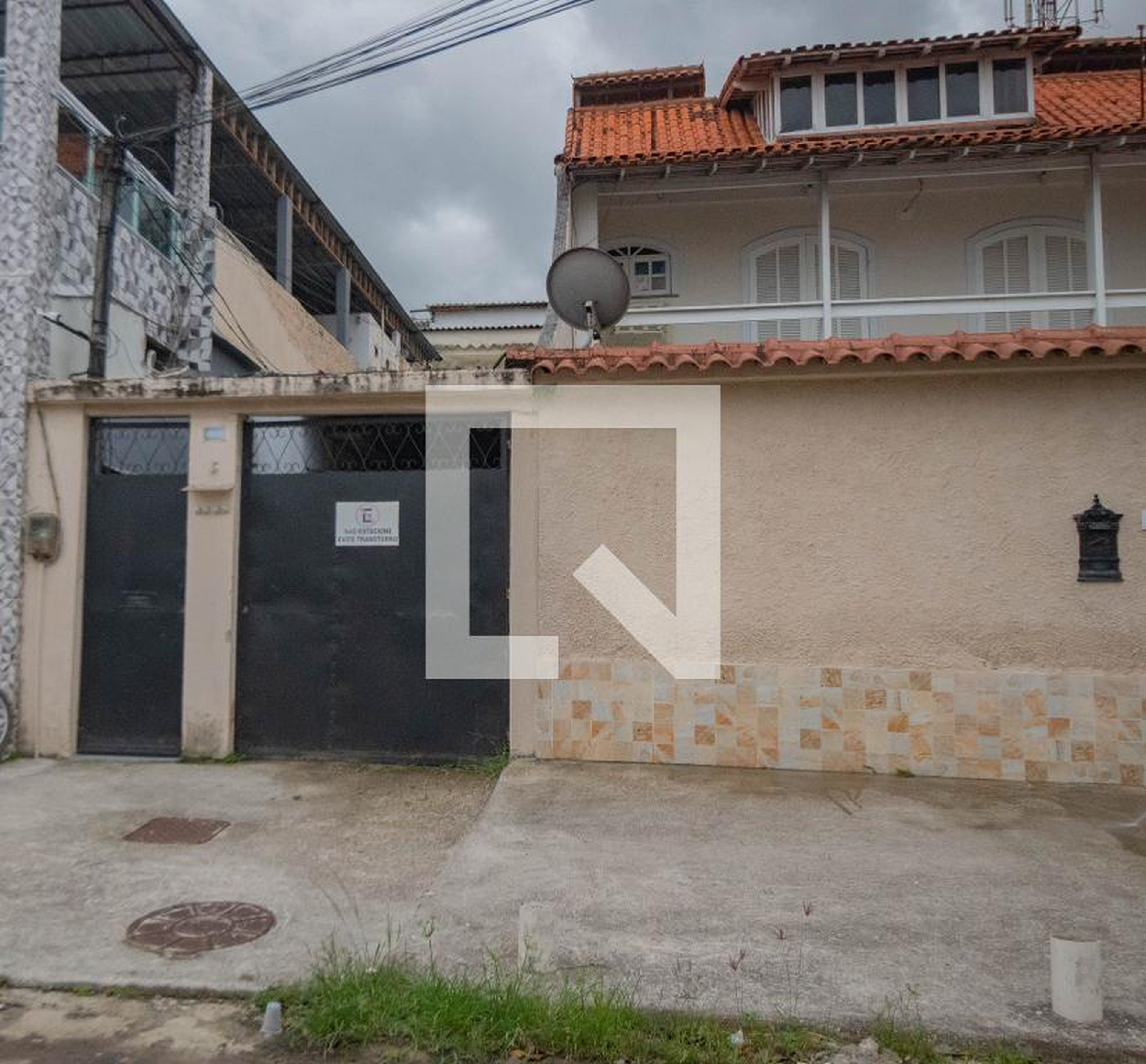 Fachada Condomínio em Rua Androcles, 187 B