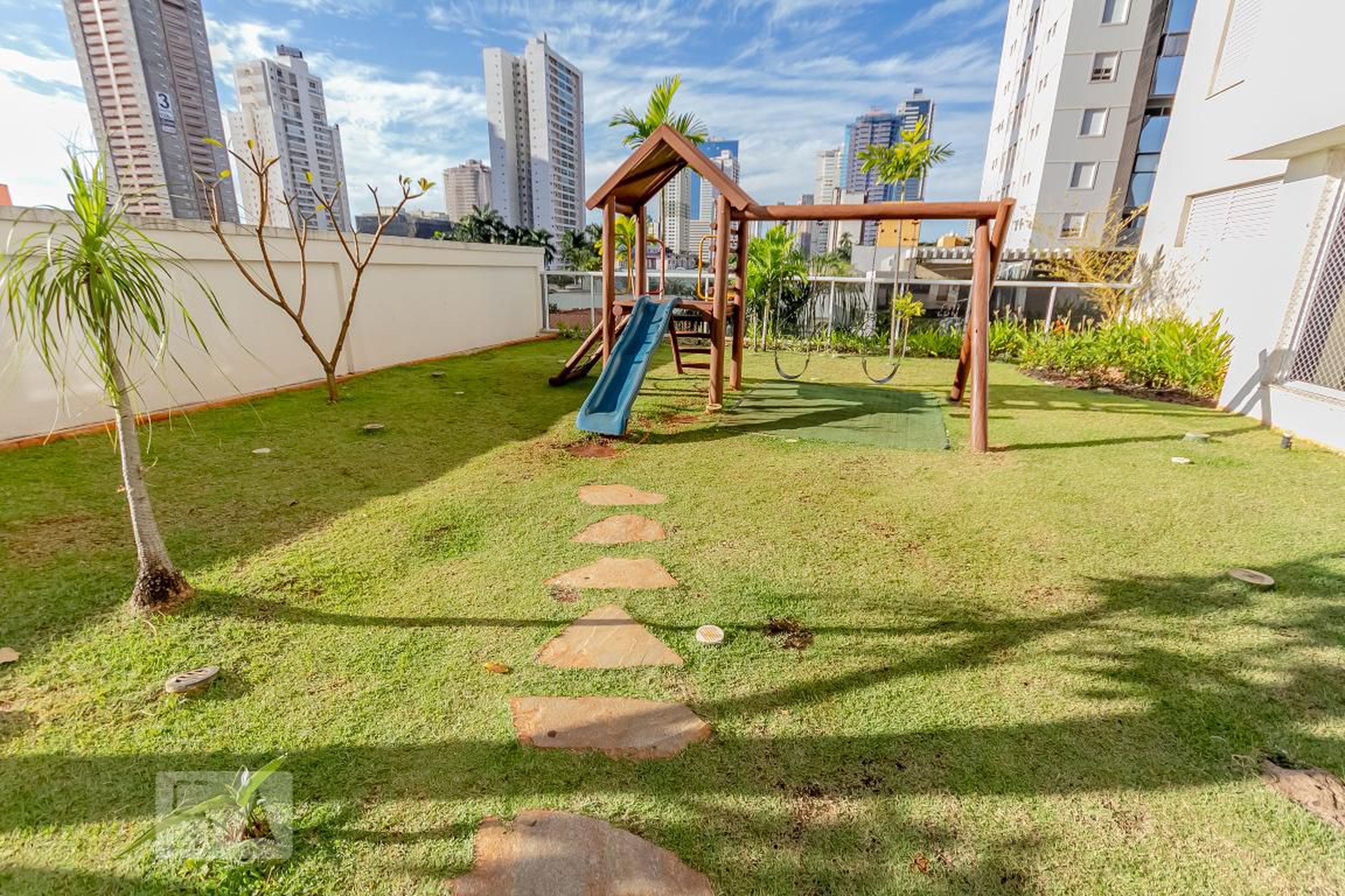 Playground - Like Bueno  Torre Conquista