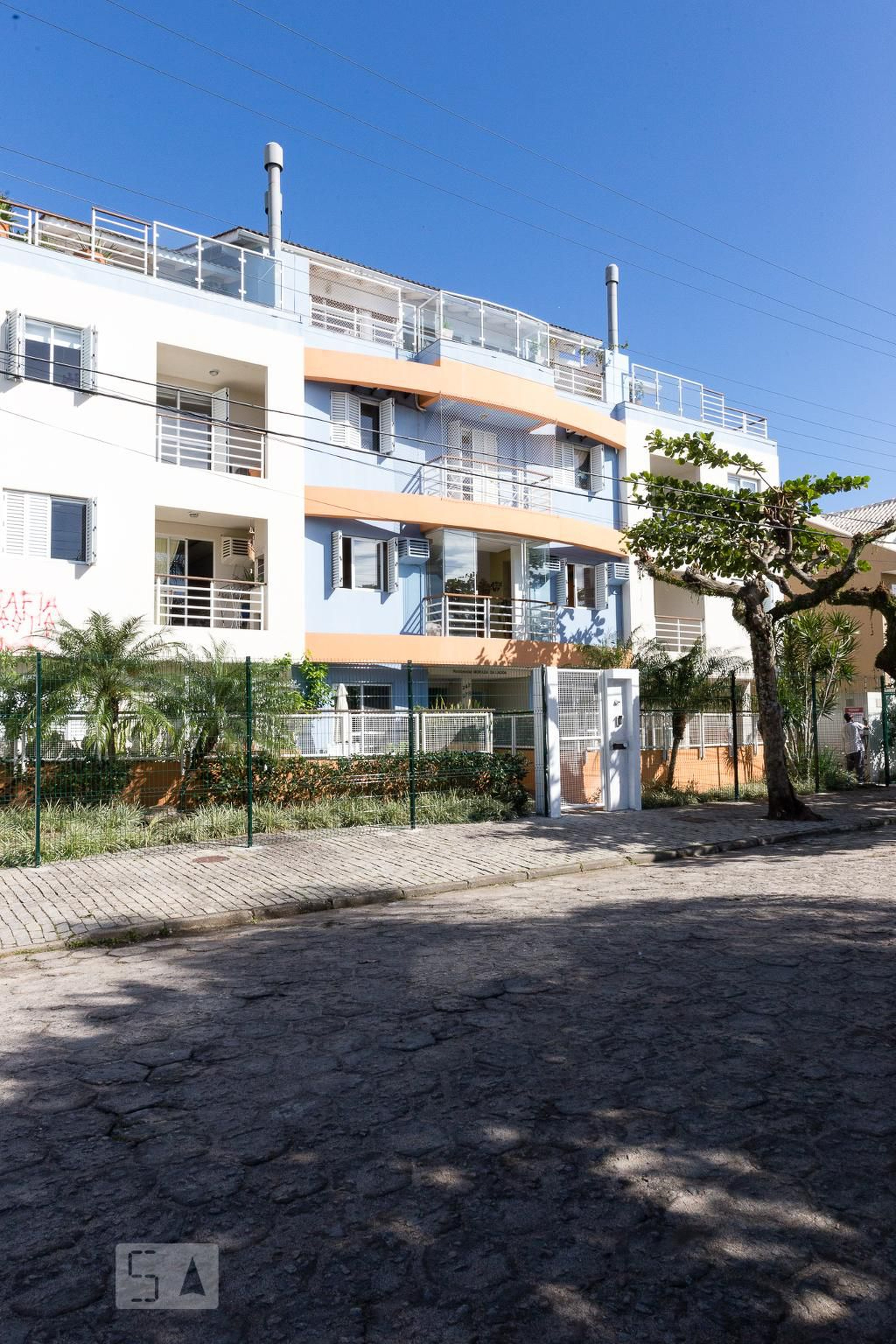 Fachada Condomínio em Avenida Afonso Delambert Neto, 978