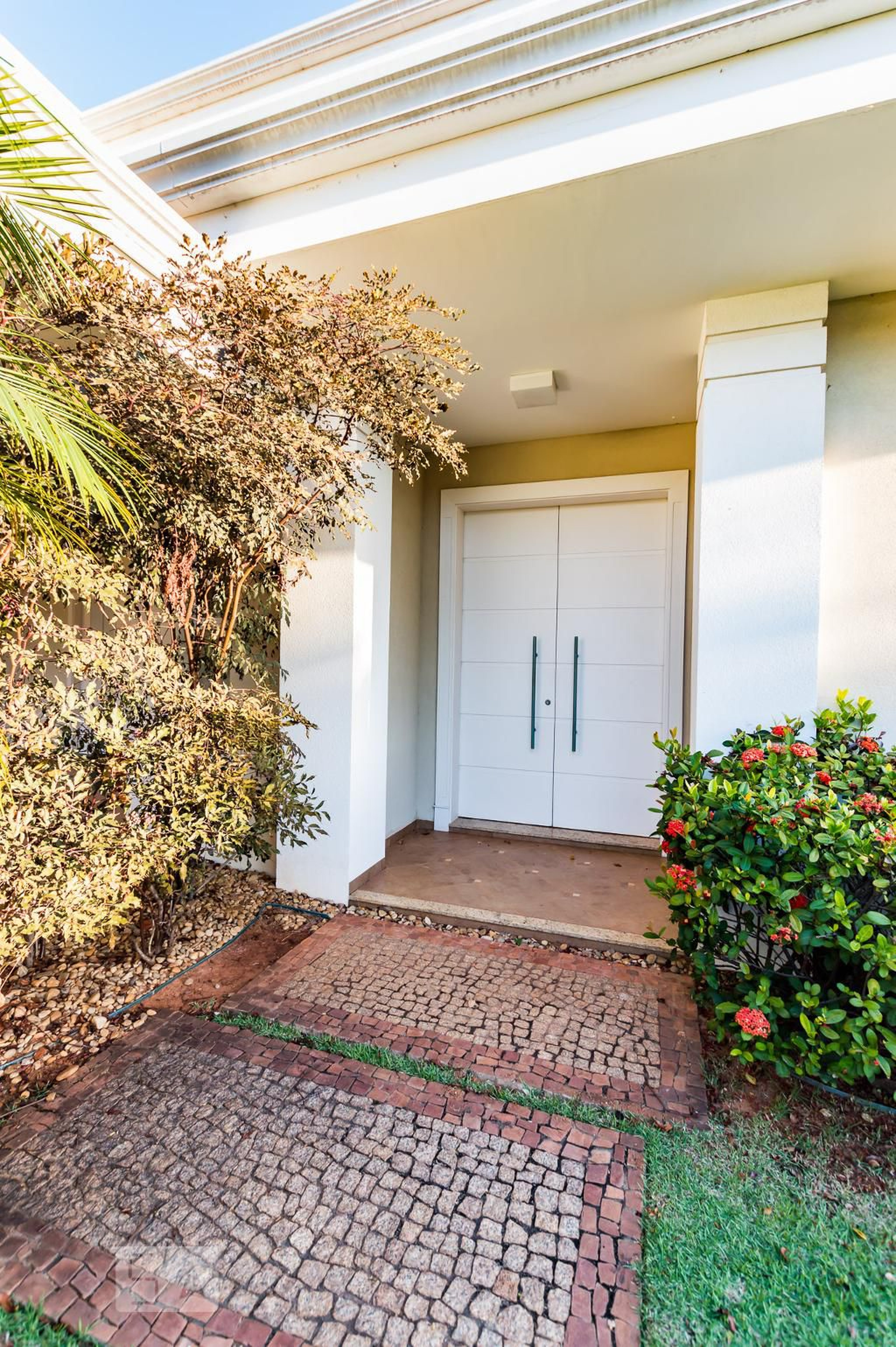 Entrada Social Condomínio em Rua Andiroba, 40
