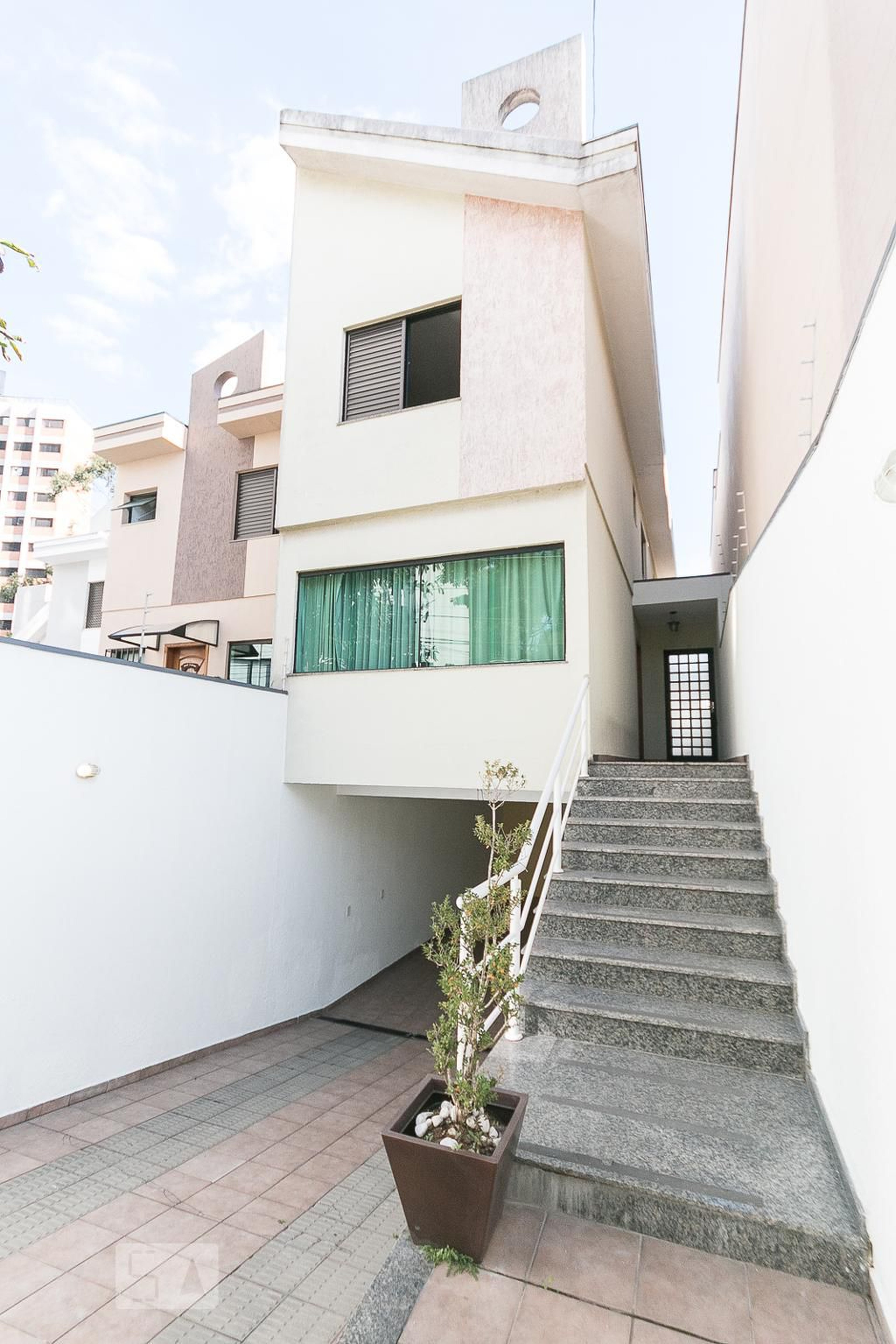 Fachada Condomínio em Rua Rosa Magni Miralha, 96