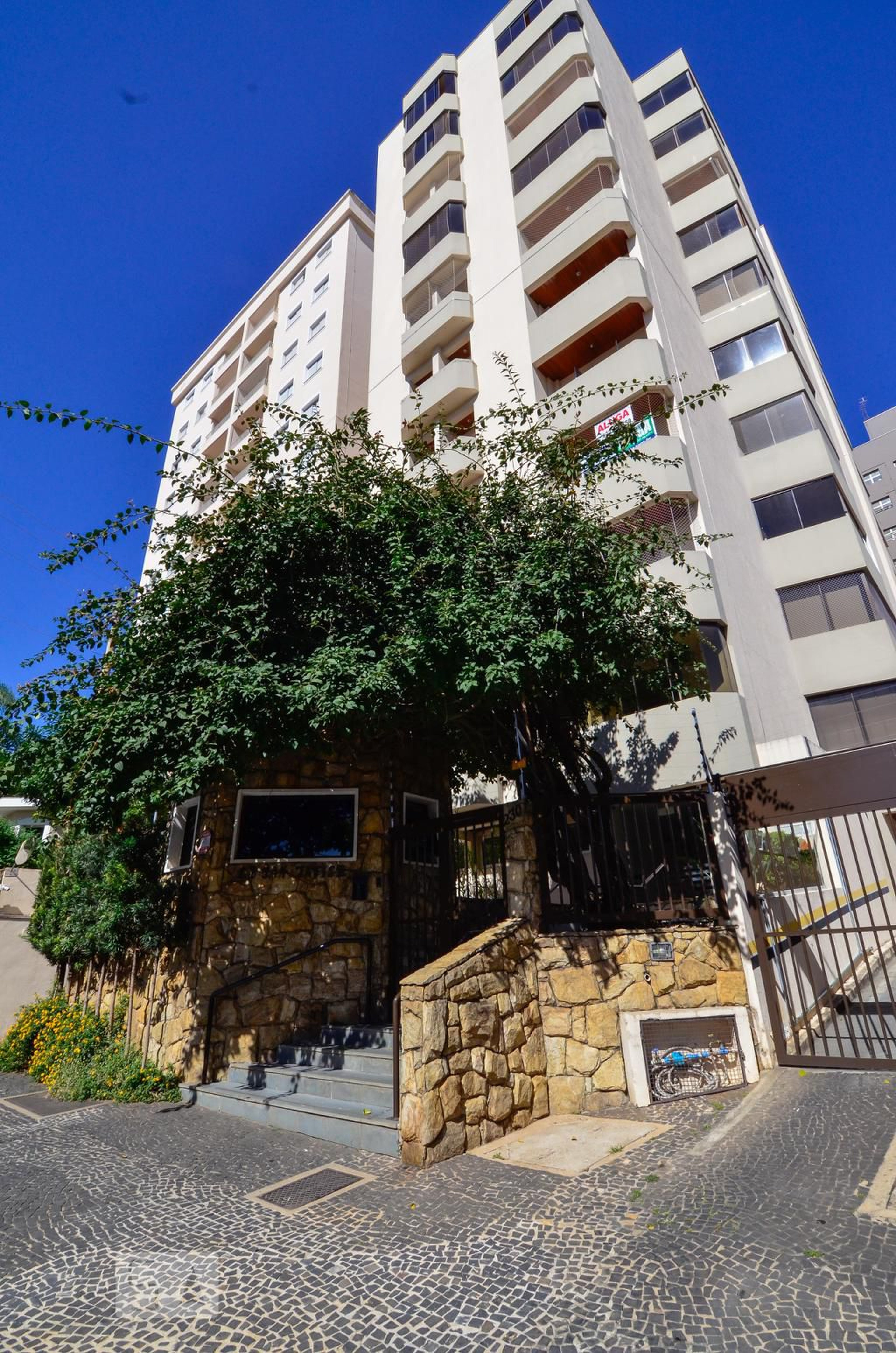 Fachada do prédio Condomínio San Javier