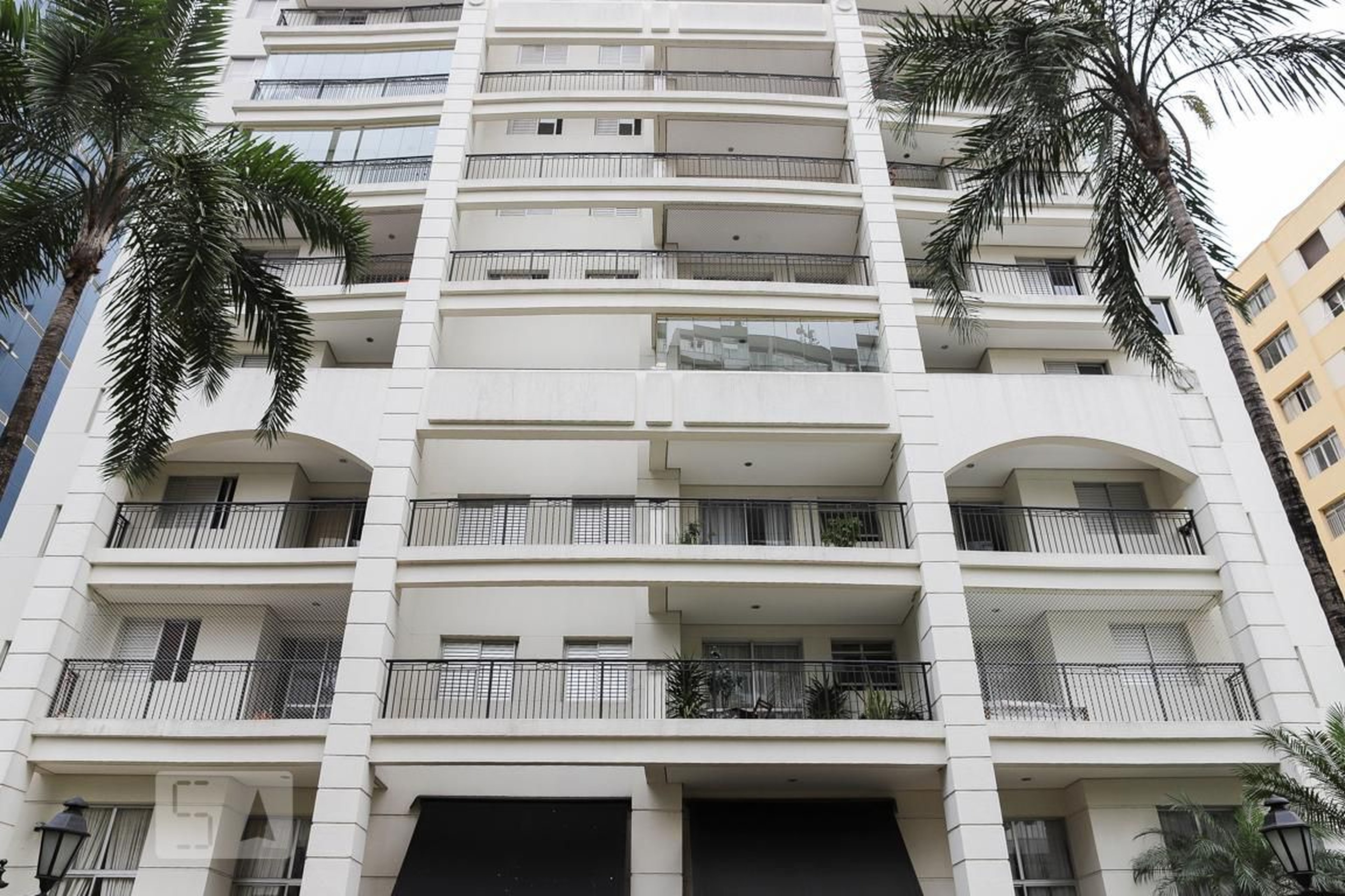 Fachada Condomínio em Rua Martiniano de Carvalho, 1041