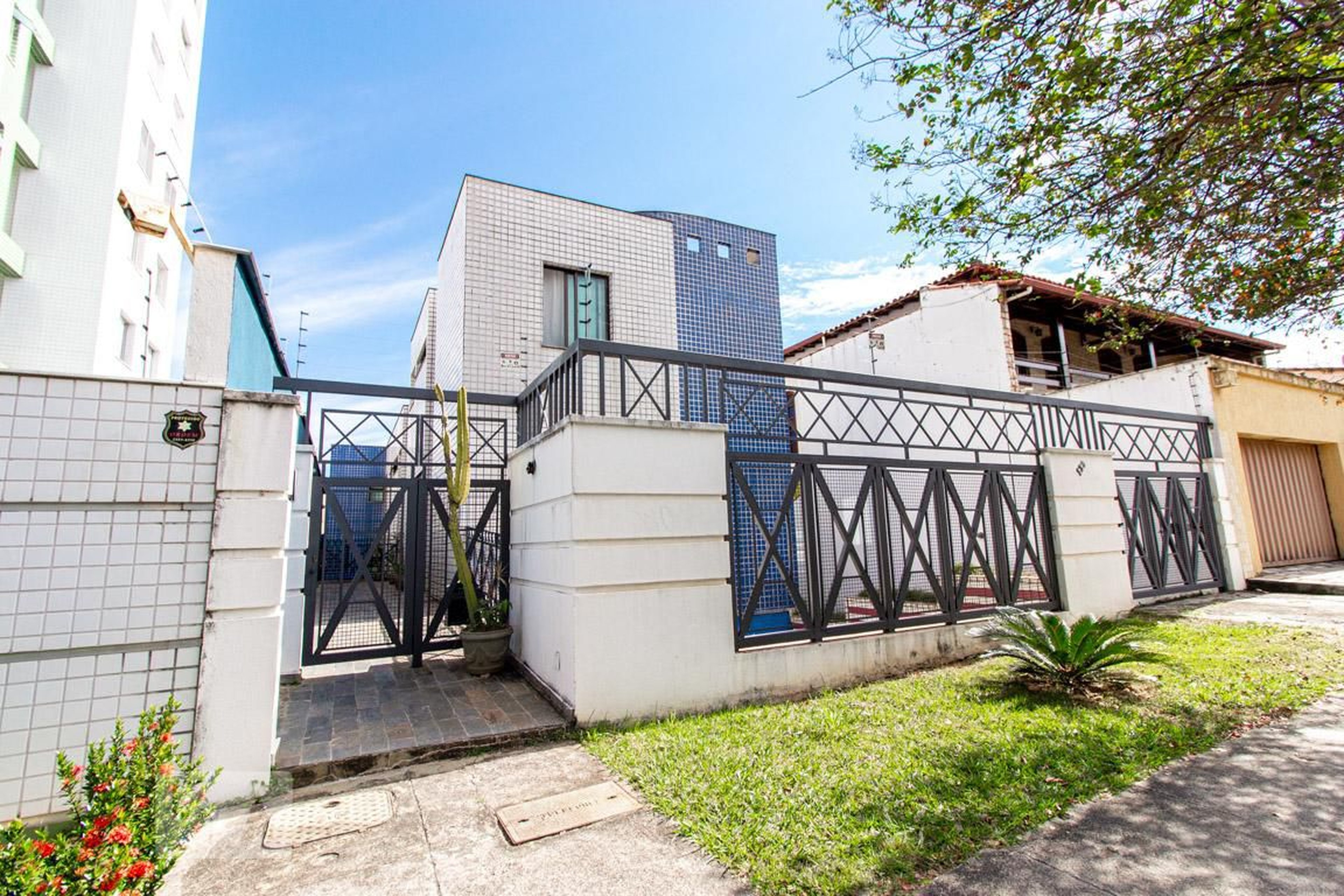 Fachada Condomínio em Rua Desembargador Custódio Lustosa, 139