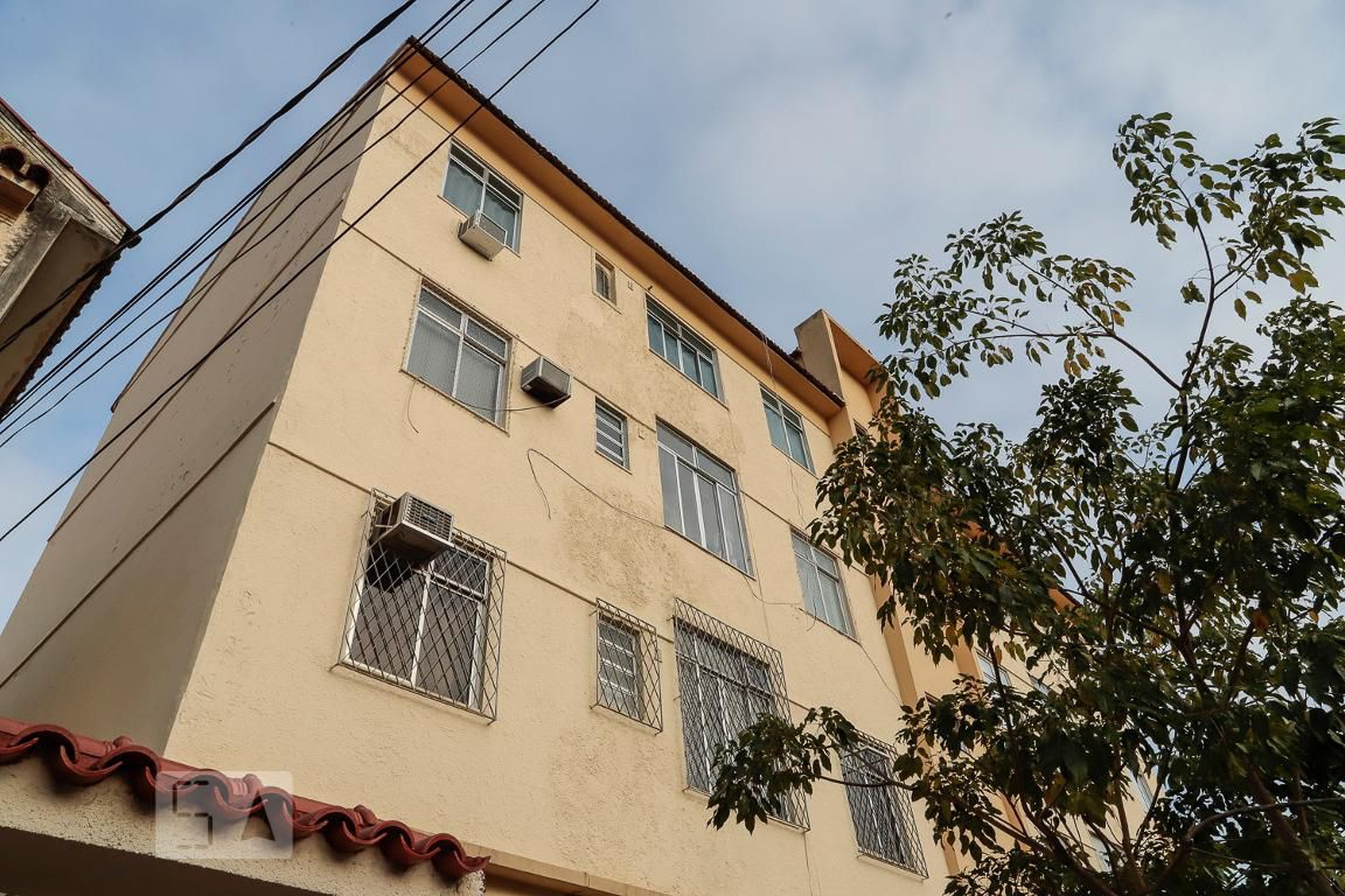 Fachada Condomínio em Rua Estevão Silva, 147