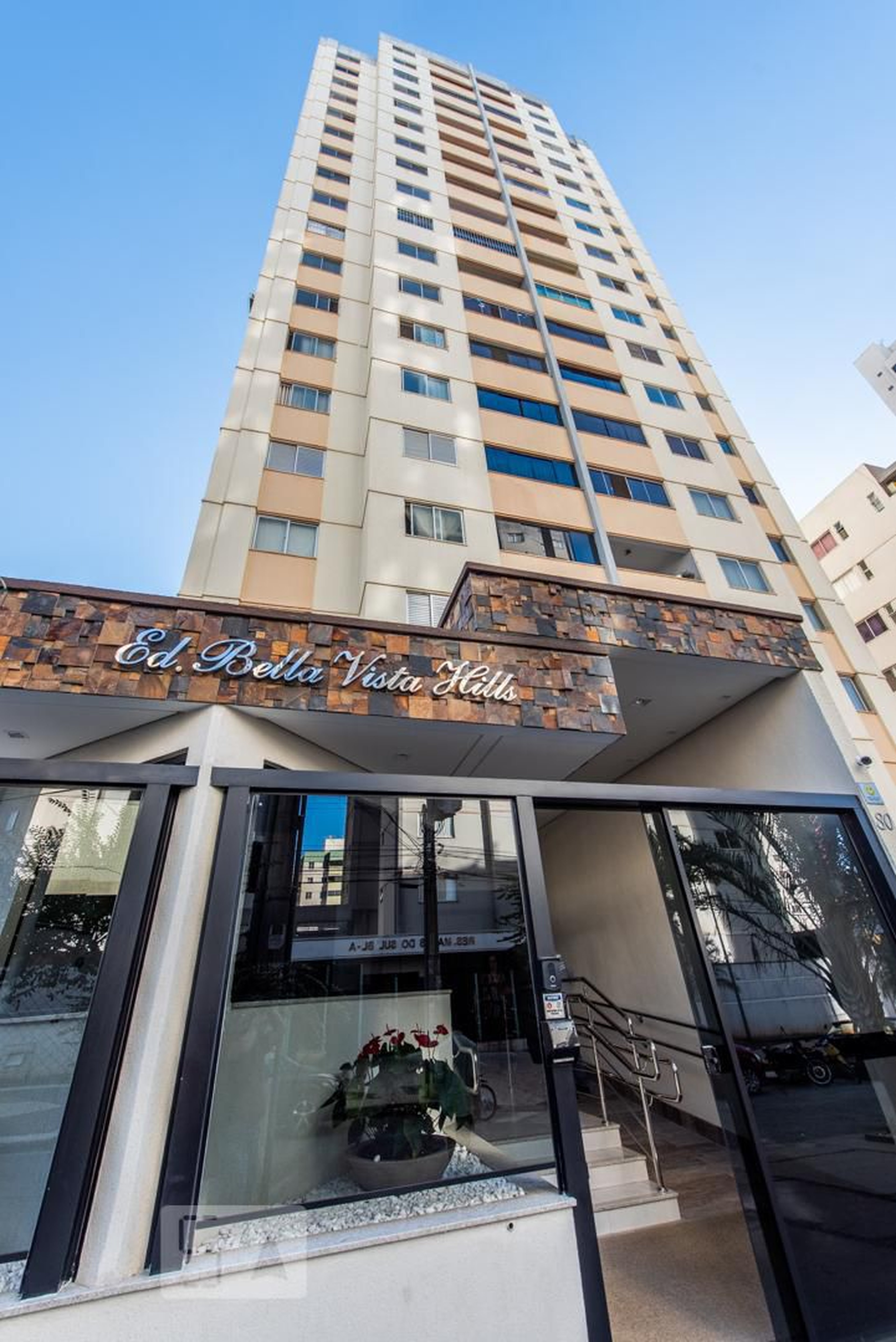 Fachada do Prédio Condomínio em Rua S-3, 80