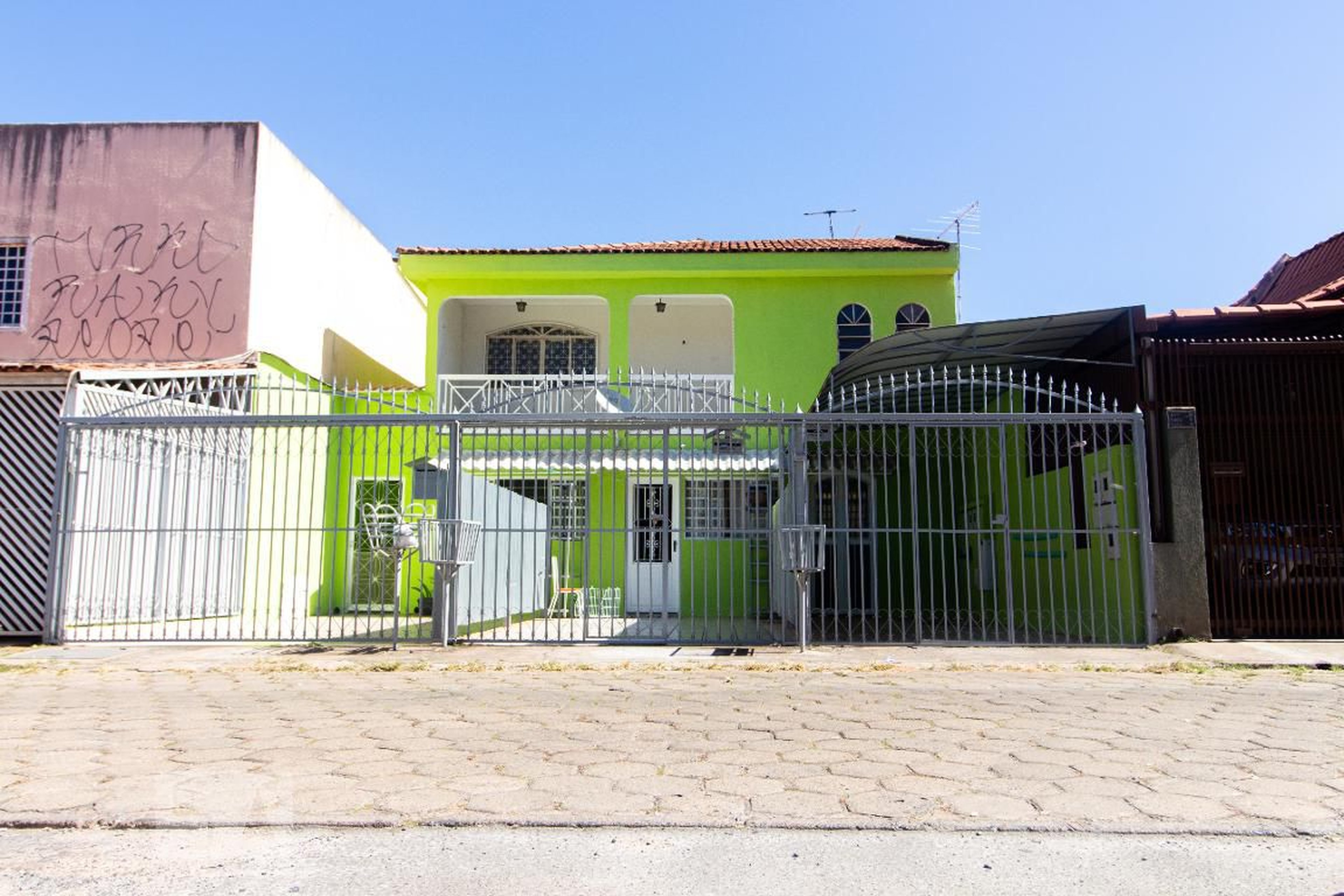 Fachada Condomínio Qi06 conjunto R casa 64