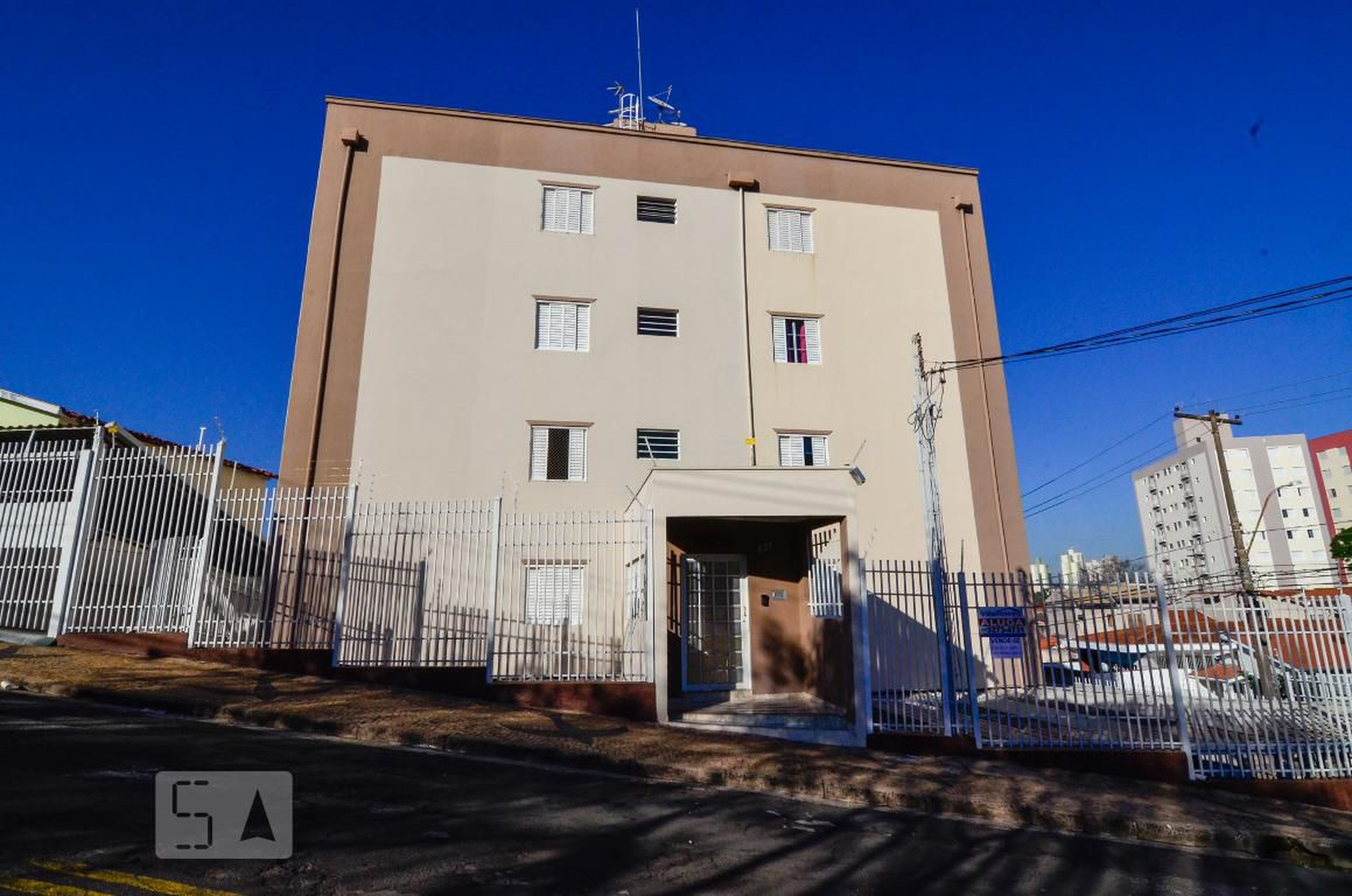Fachada do prédio Condomínio Maria Helena Lara Pereira