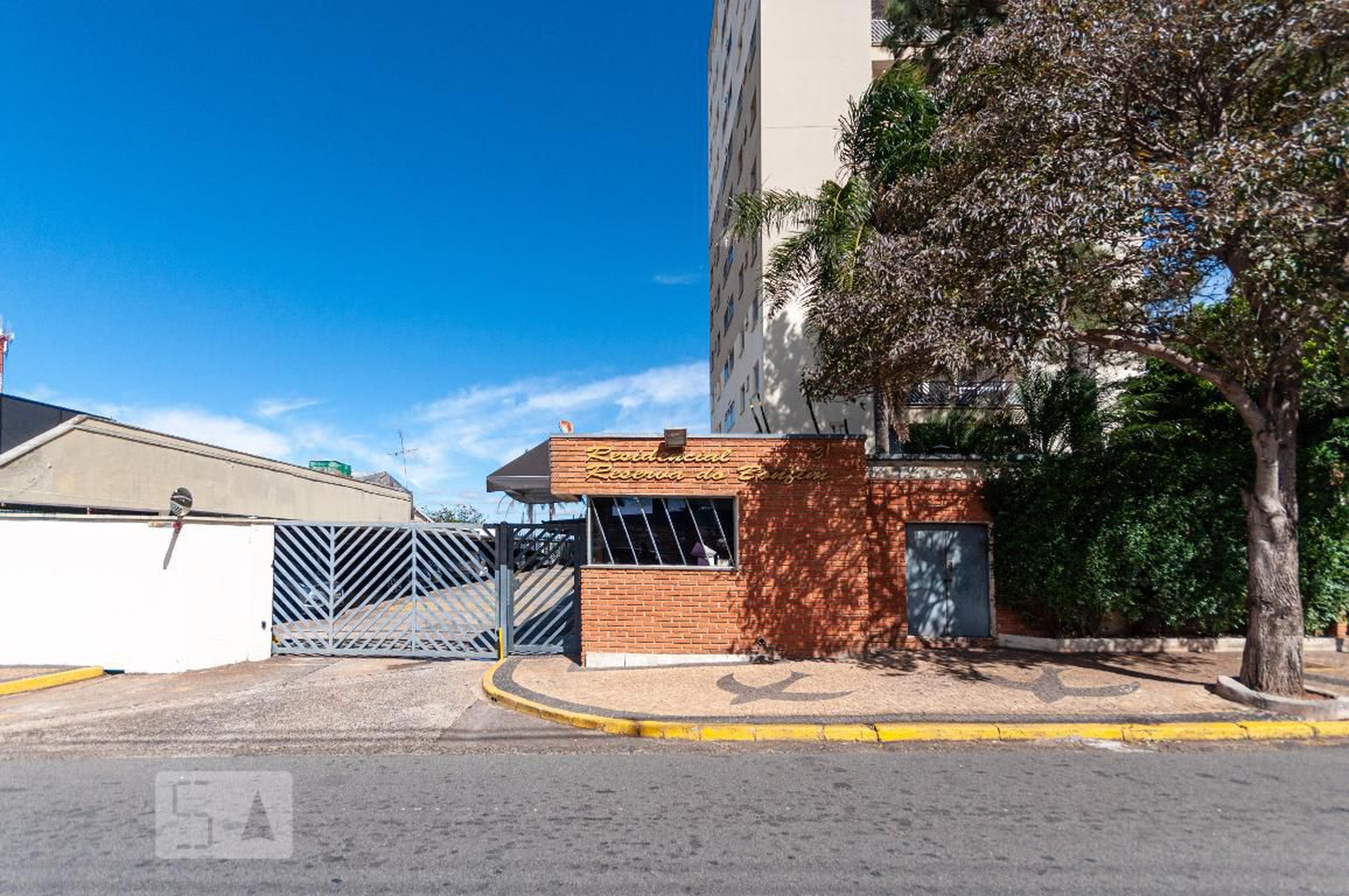 Fachada do Prédio Condomínio em Rua Major Luciano Teixeira, 31