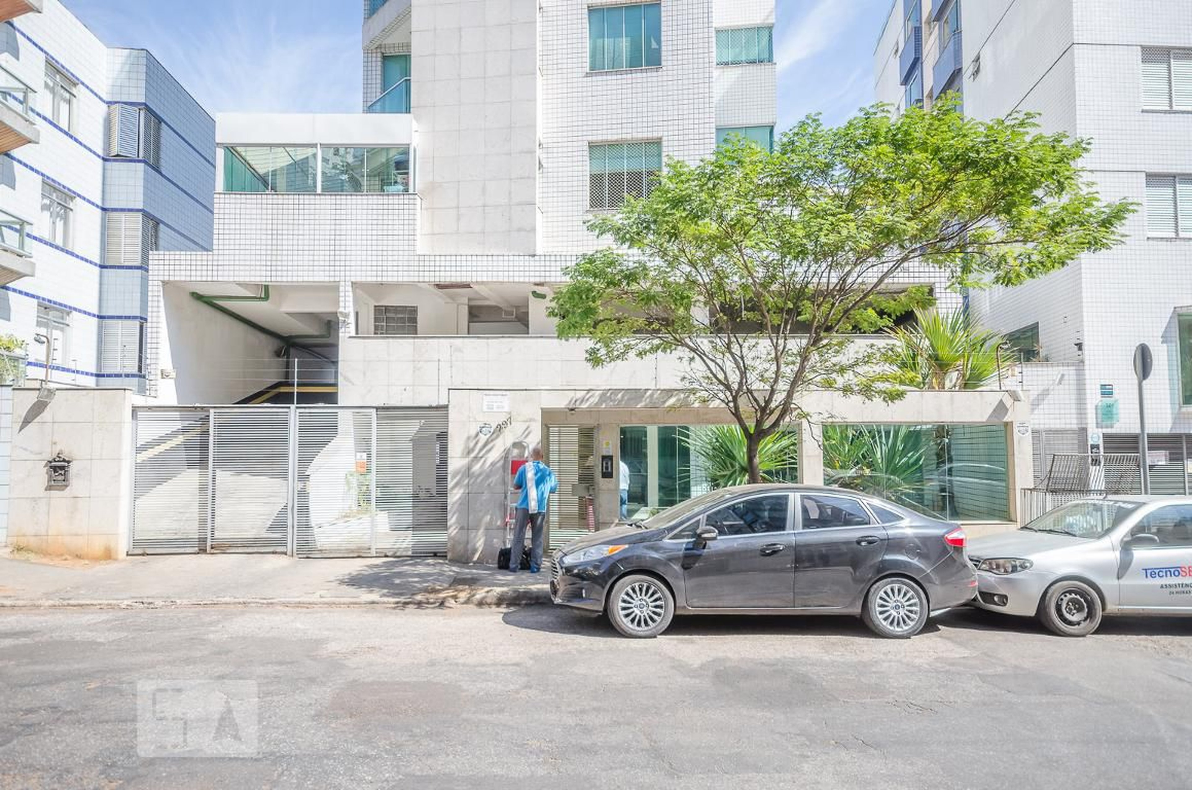 Fachada Condomínio em Rua Marco Aurélio de Miranda, 297