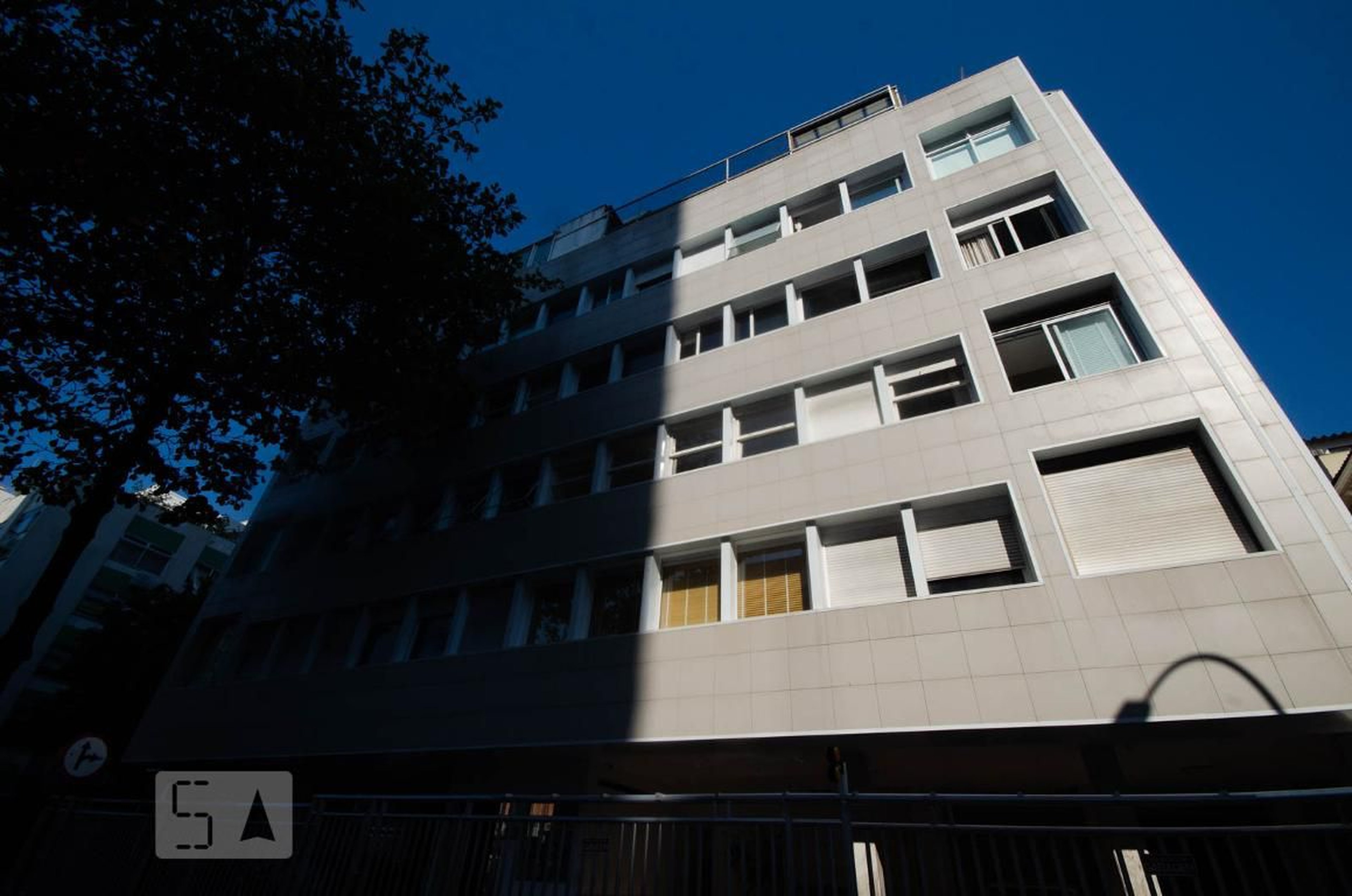 Fachada do Prédio Condomínio em Avenida Henrique Dumont, 53