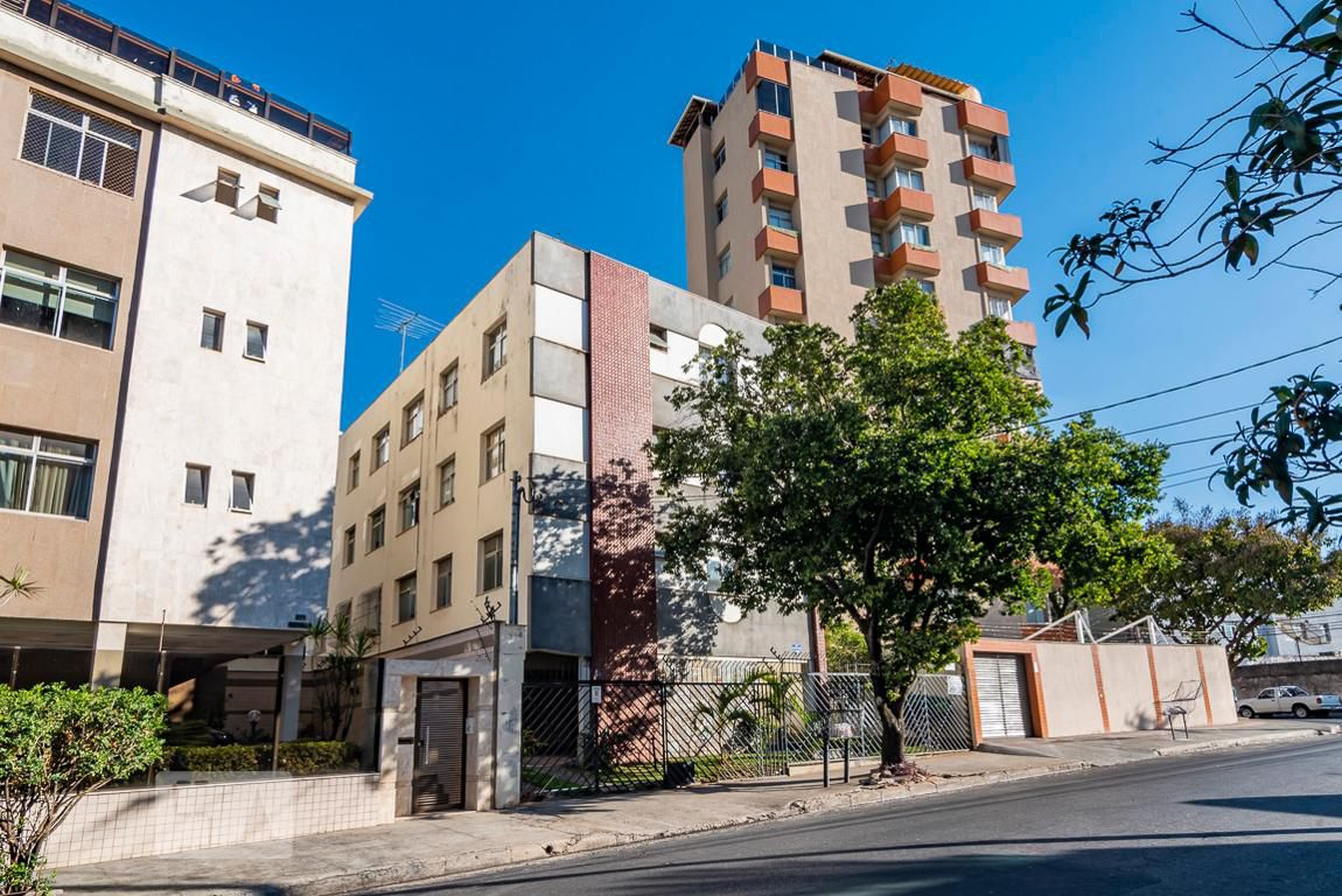 Fachada Condomínio em Rua José Gáspar de Araújo, 56