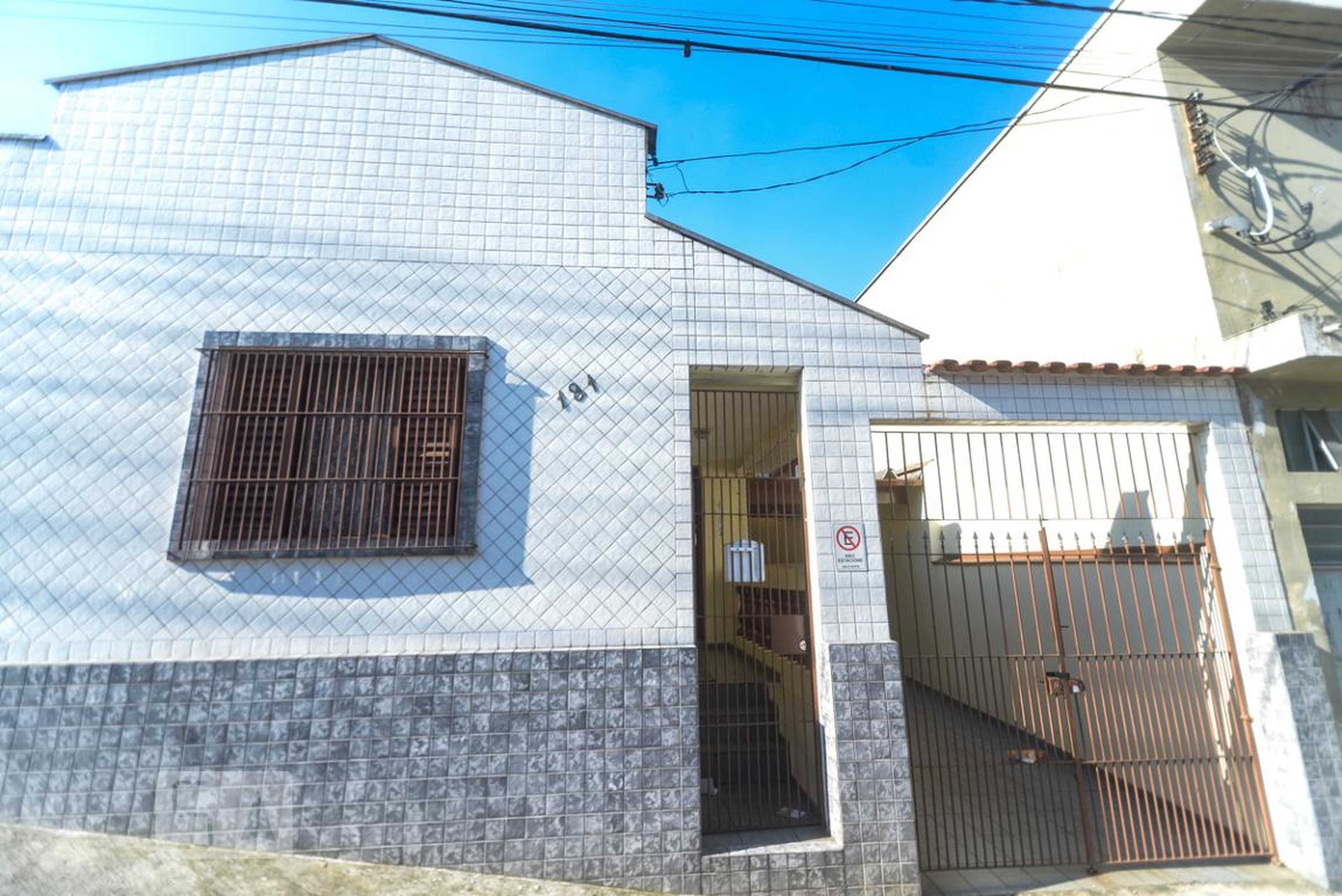 Fachada Condomínio em Rua Valerianas, 181