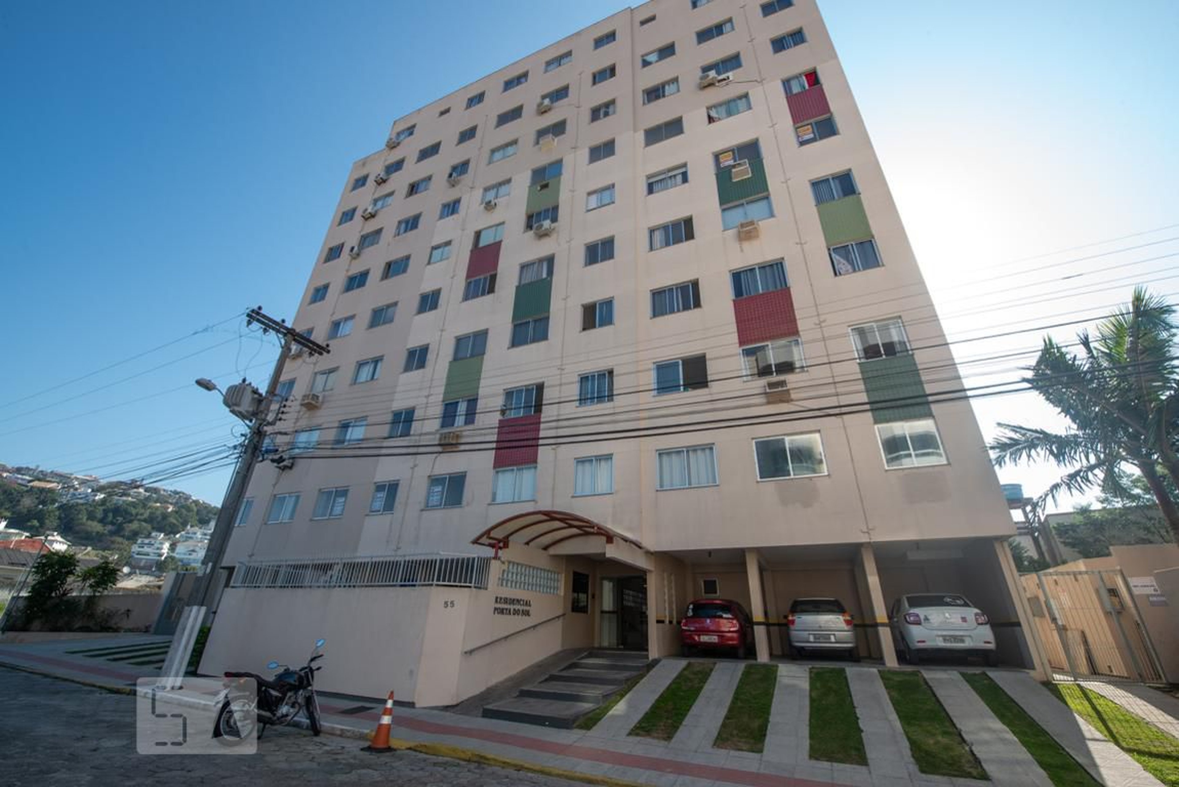 Fachada Condomínio em Rua Araci Bernardina Hermes, 33