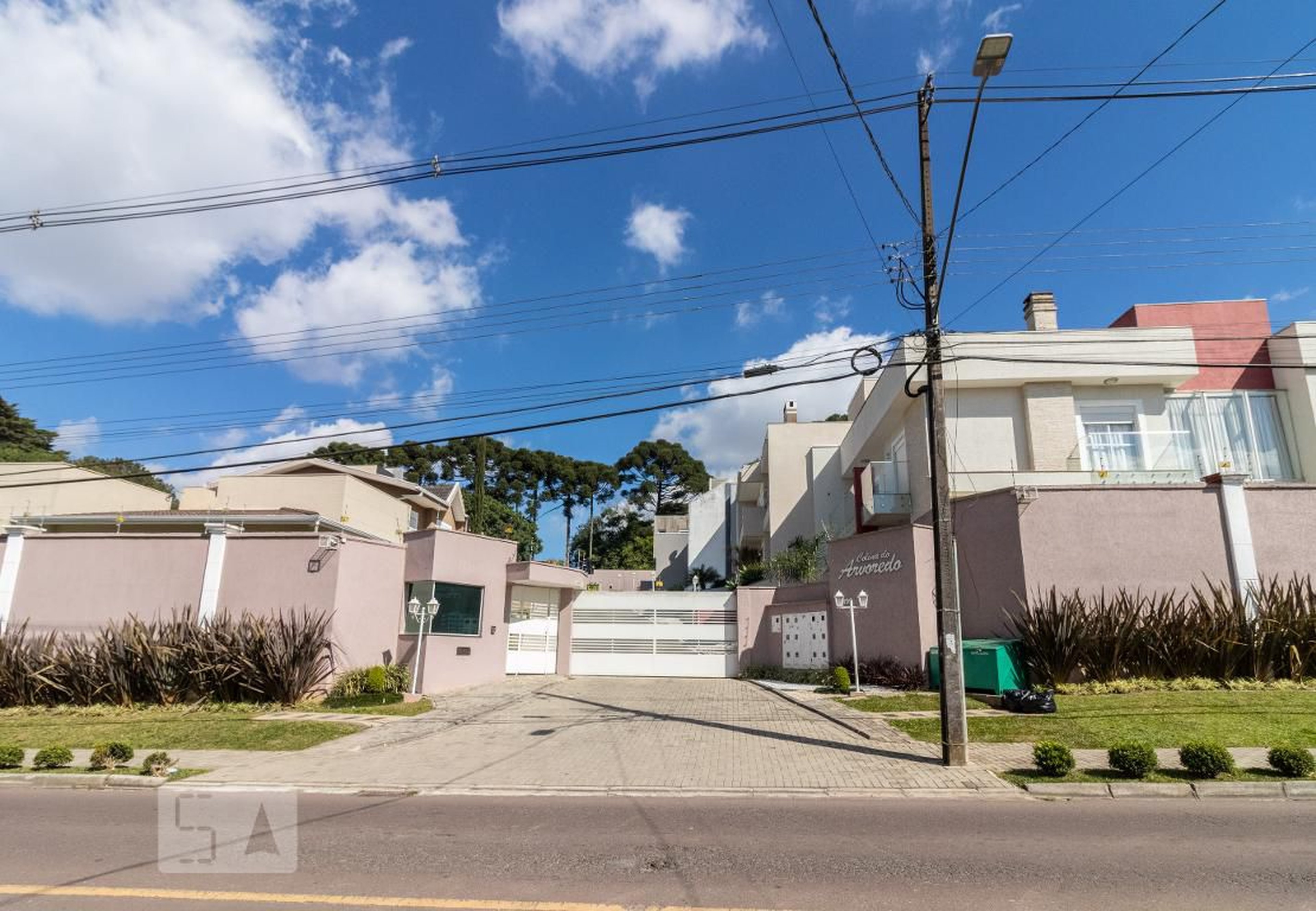 Fachada do condomínio Condomínio em Rua Theodoro Makiolka, 2199