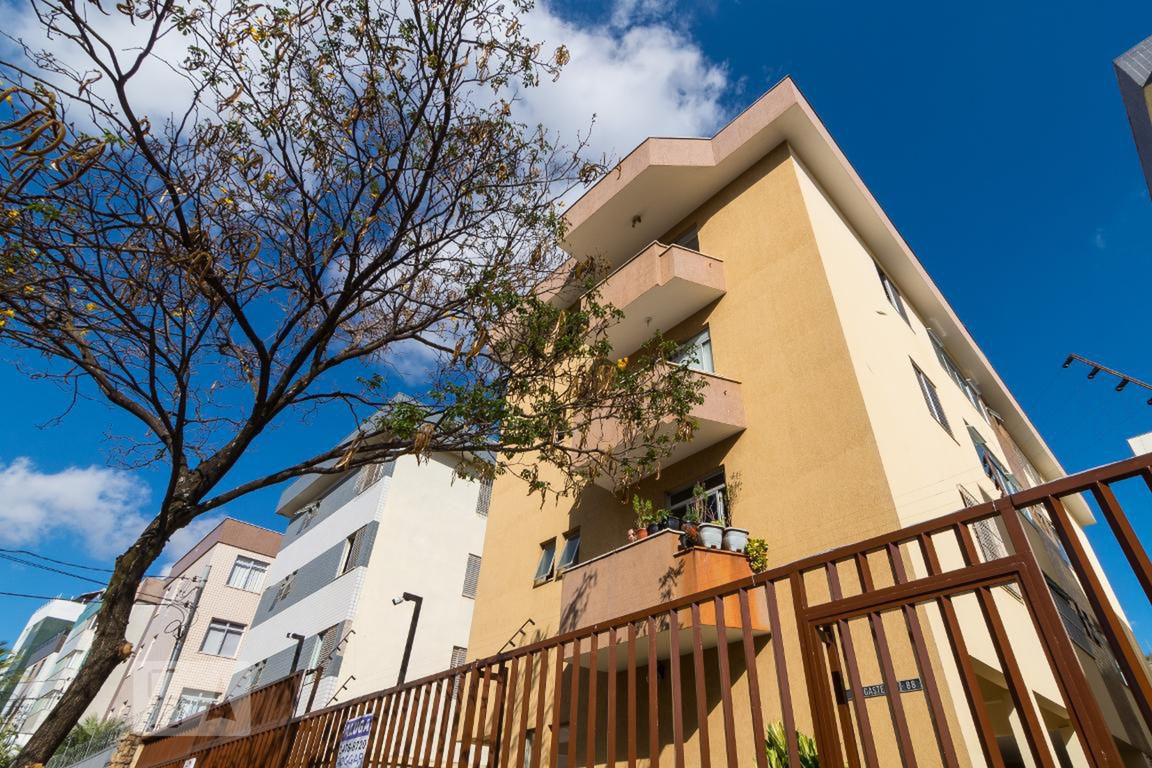 Fachada Condomínio em Rua Desembargador José Satyro, 88