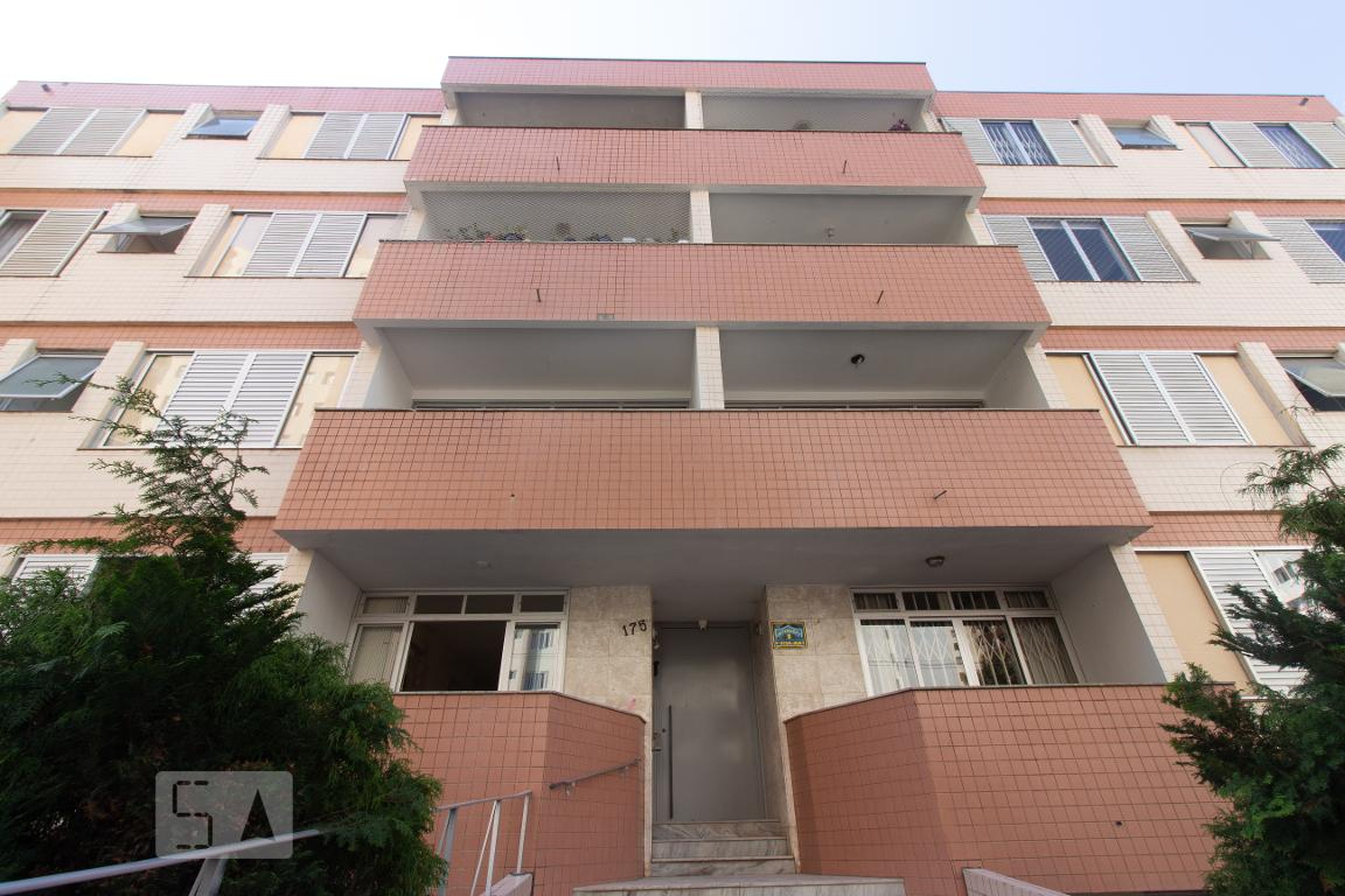 Fachada Condomínio em Rua Francisco Alves Guimarães, 175