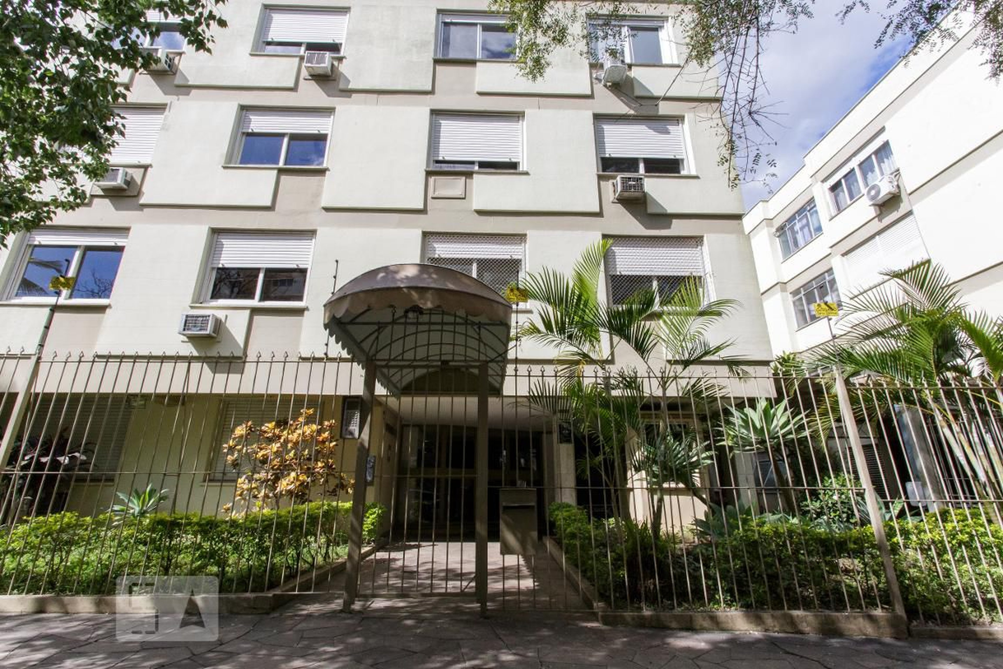 Fachada Condomínio em Rua Professor Cristiano Fischer, 98